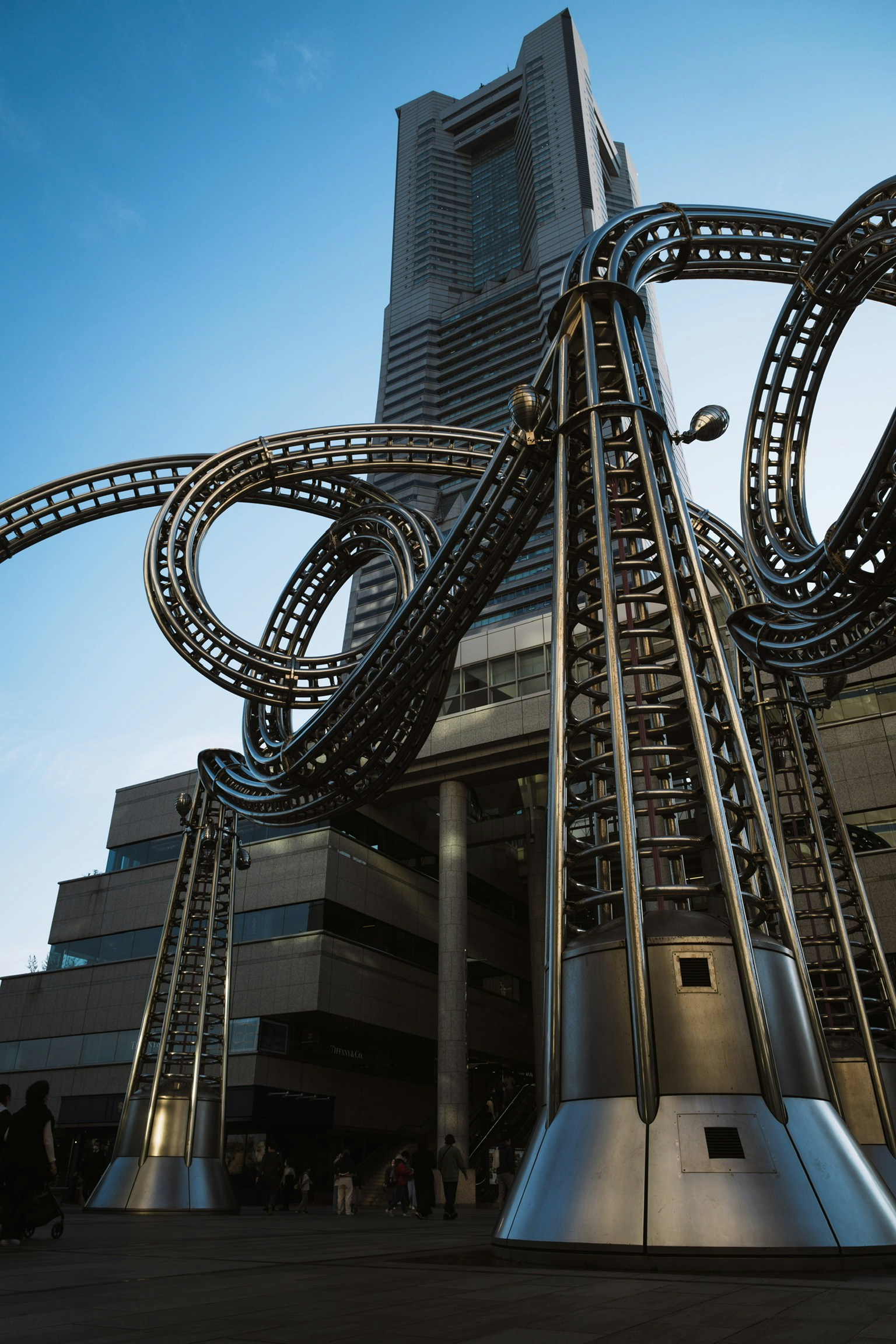 Installazione artistica in metallo unica vicino alla Yokohama Landmark Tower con forme contorte