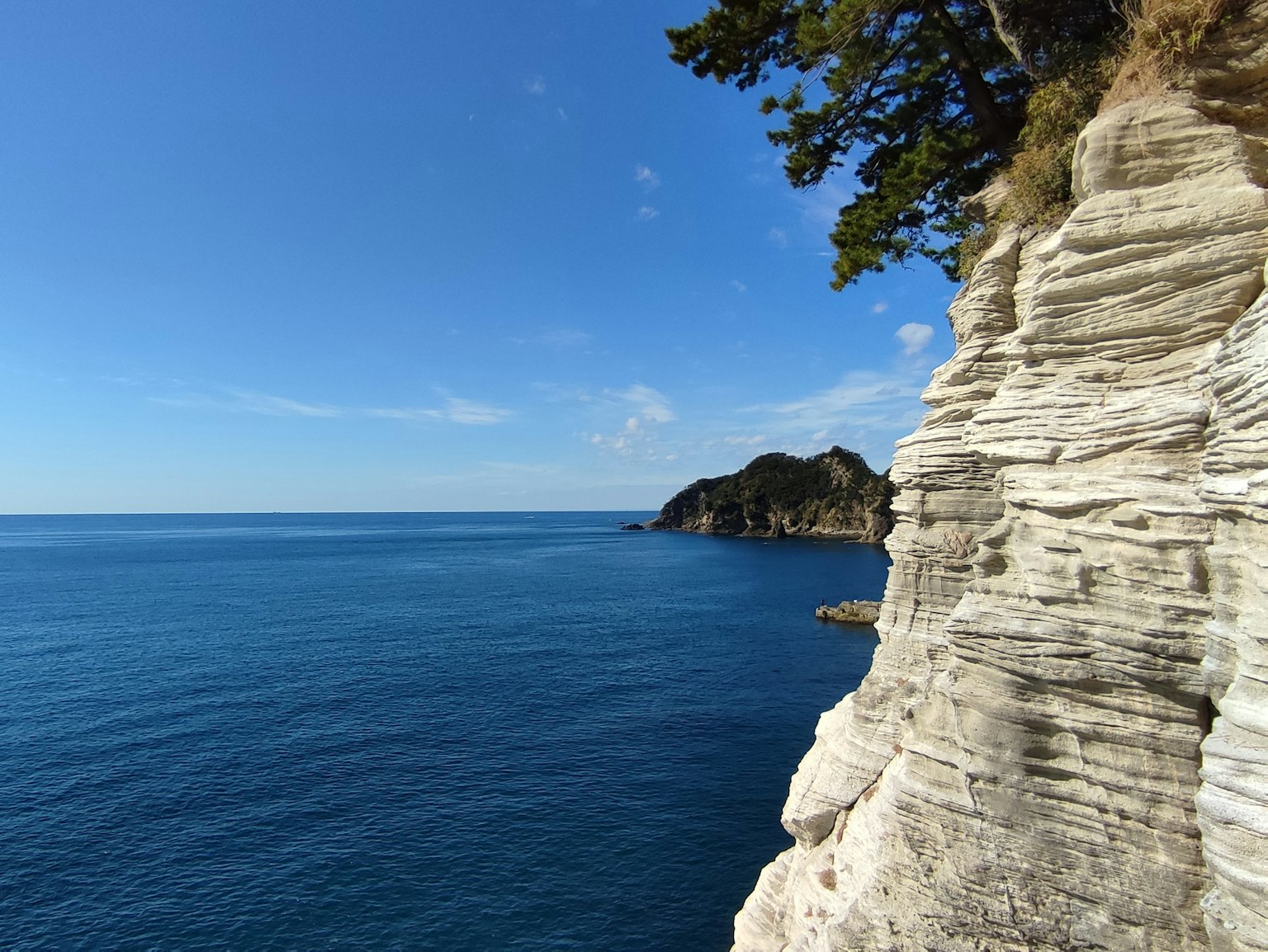 Vista panoramica dell'oceano blu e delle scogliere bianche