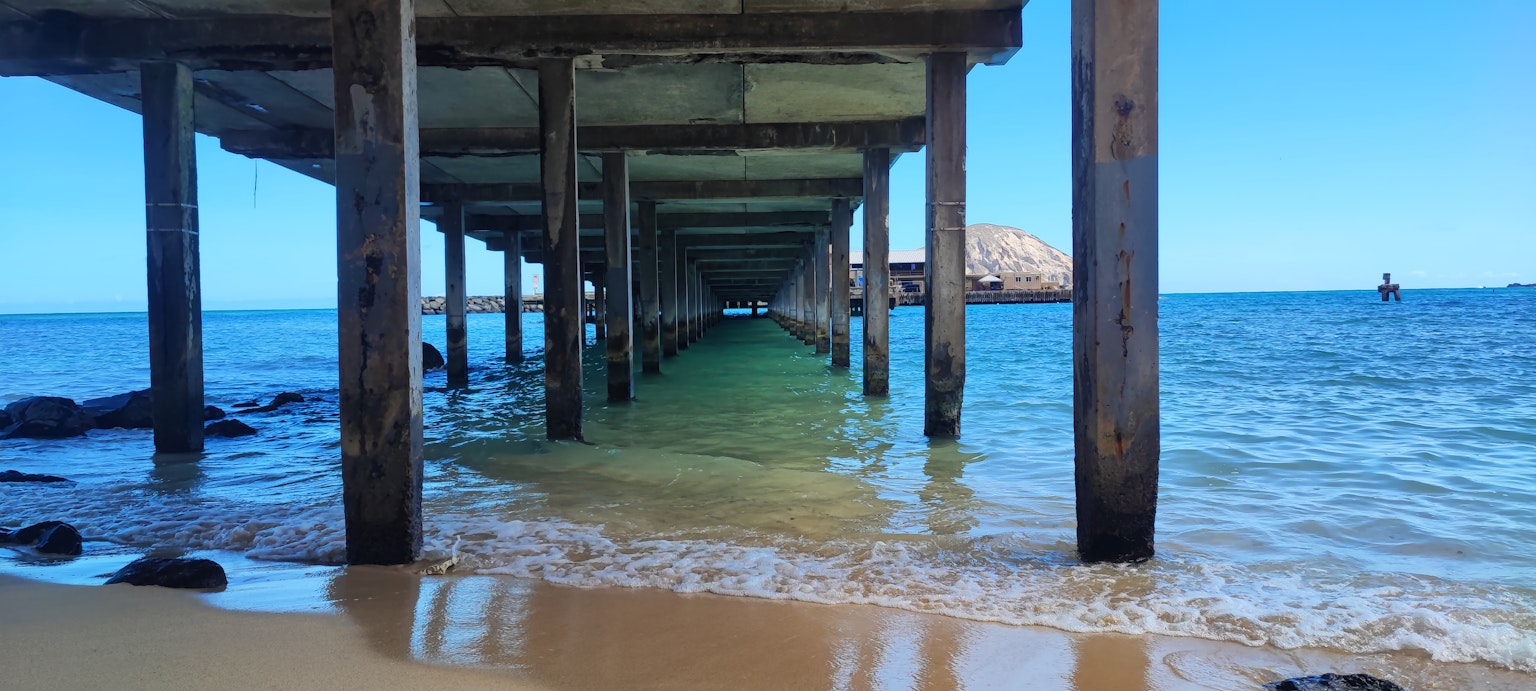 Blick unter einem Pier, der ins Meer ragt