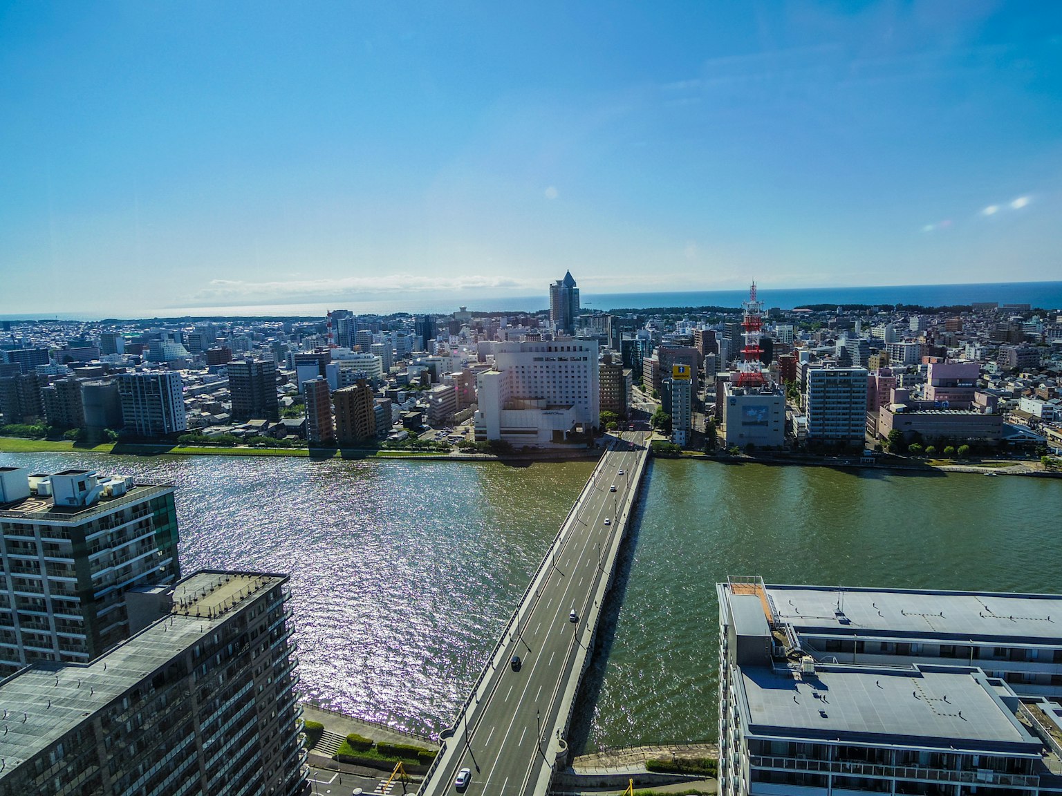Panorama urbano sotto un cielo blu con vista sul fiume ponte che attraversa l'acqua