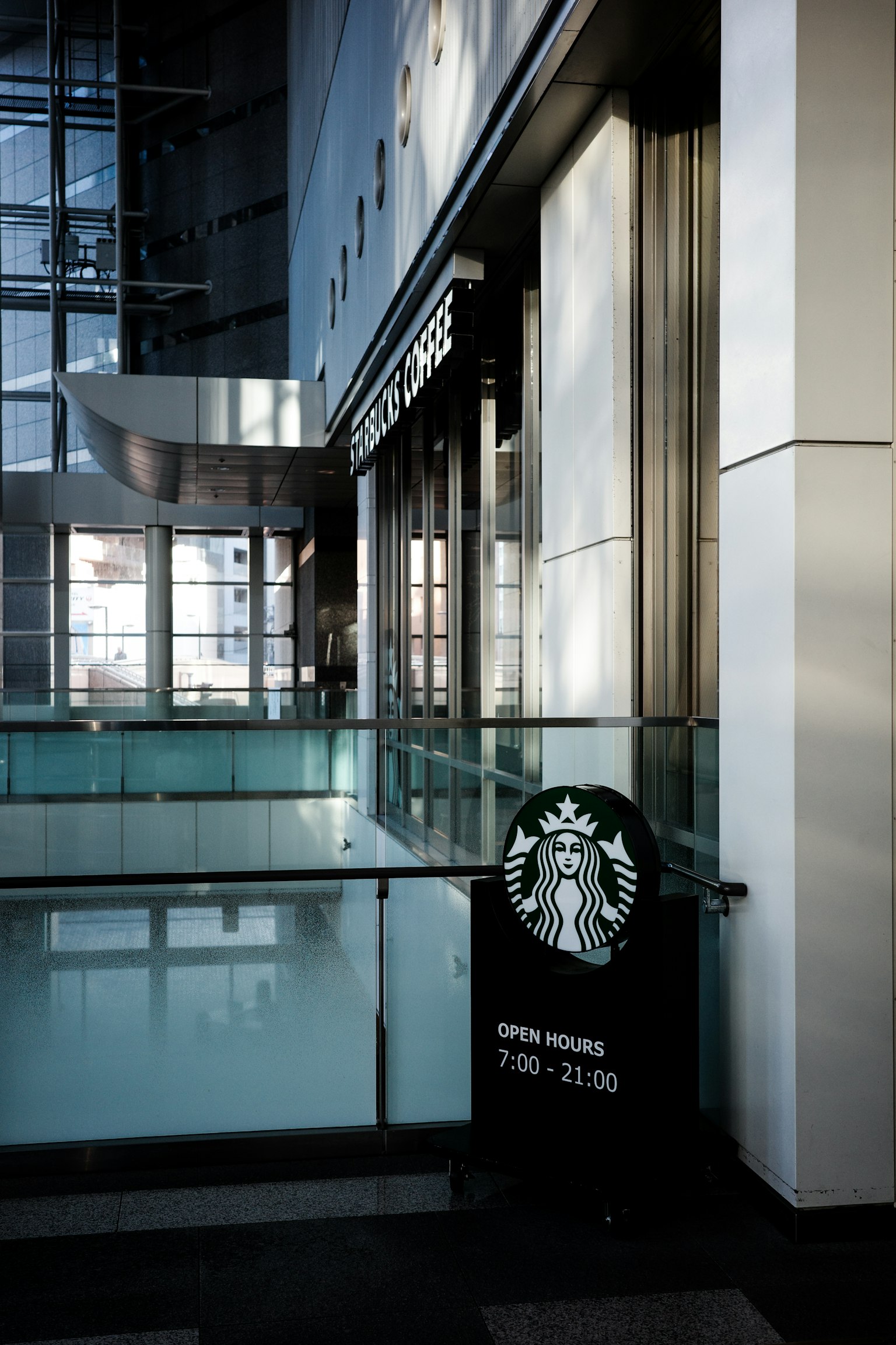 Innenraum eines modernen Gebäudes mit einem Starbucks-Schild