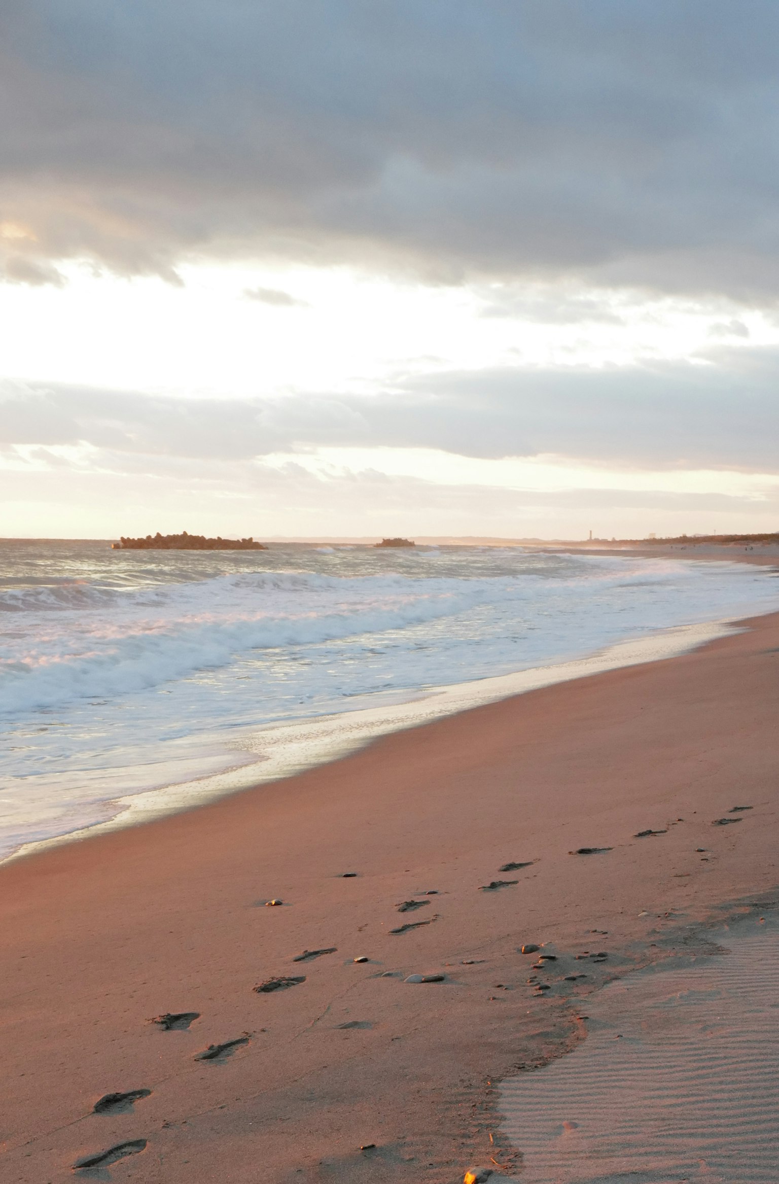 Vue de plage pittoresque avec des empreintes sur le sable