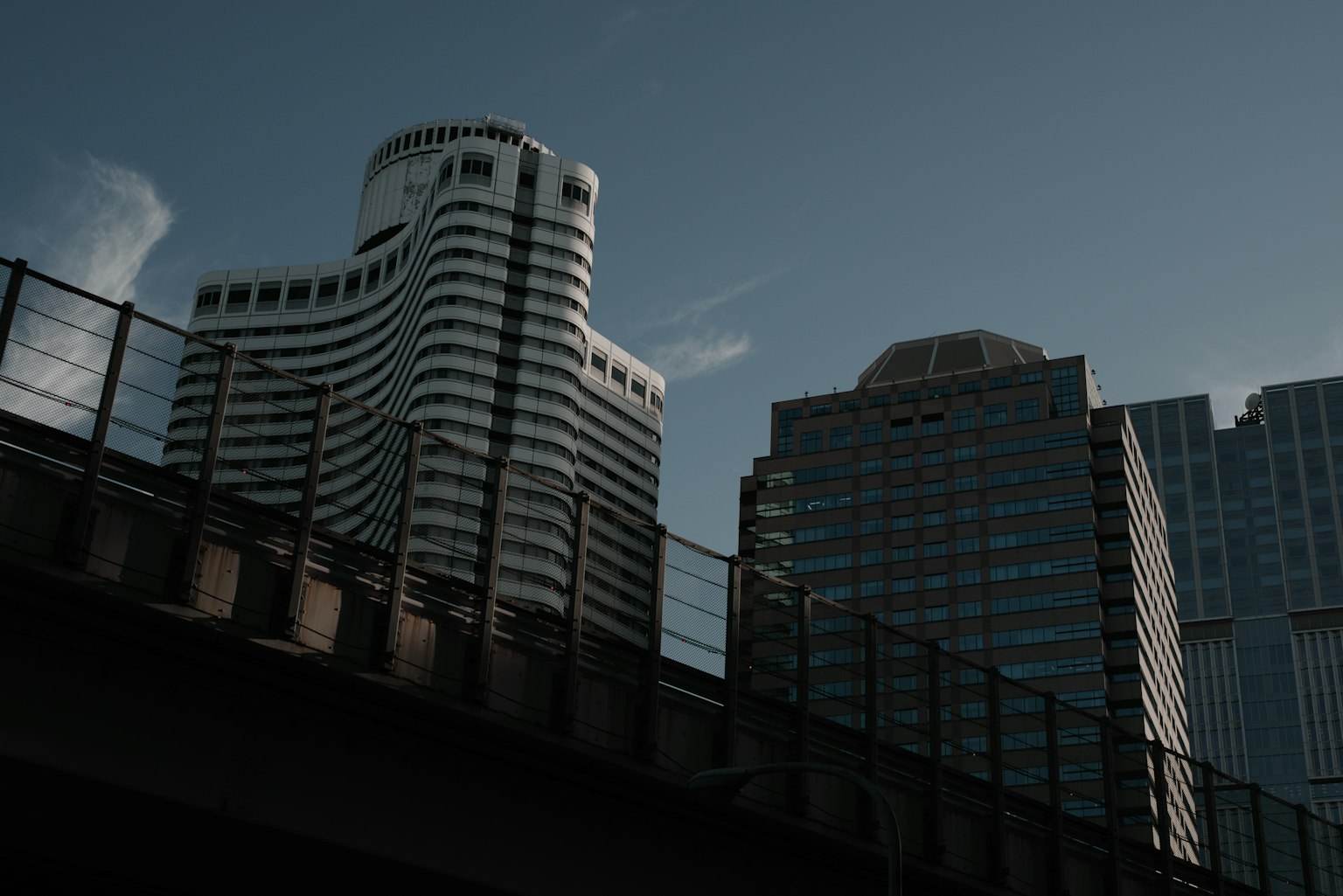 城市风景，包含摩天大楼和桥梁结构