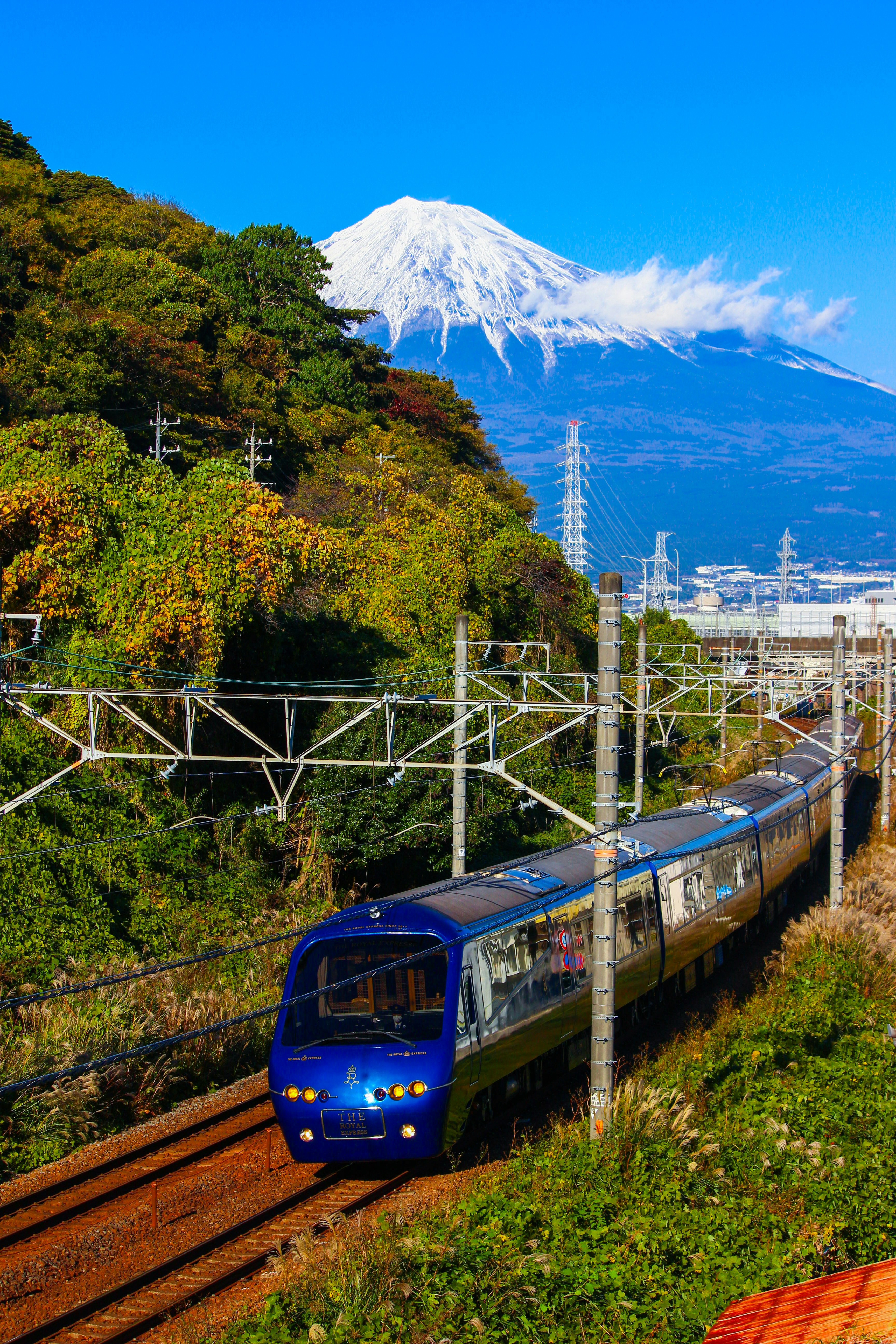 富士山を背景に走る青い列車の鉄道風景