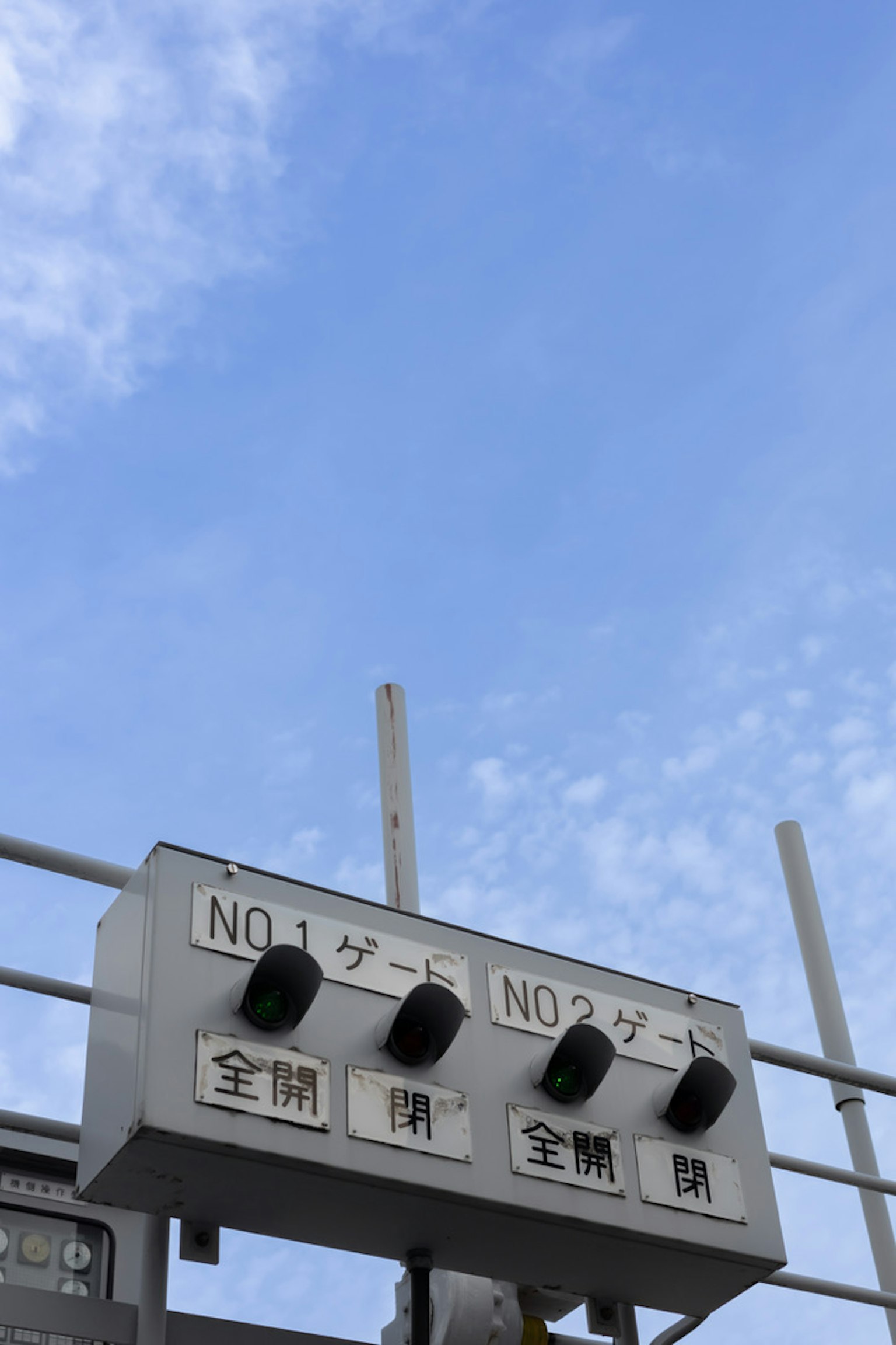 Panel de control para dos puertas bajo un cielo azul