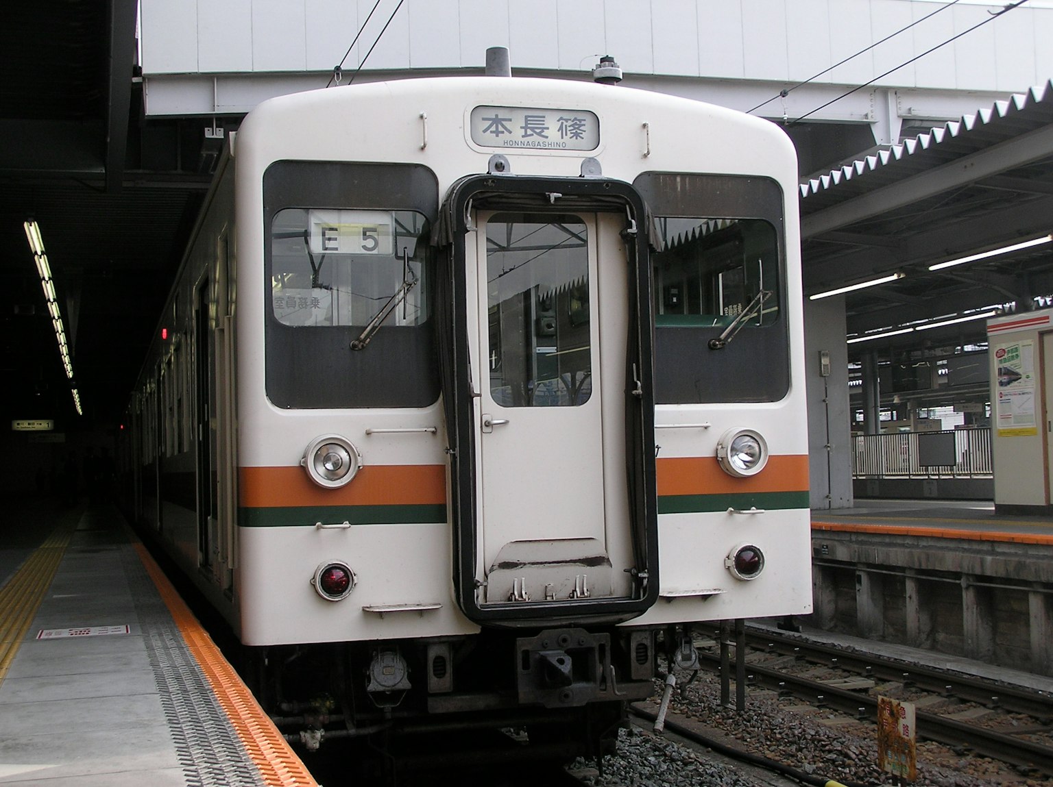 รถไฟสีขาวจอดที่สถานีพร้อมประตูเปิด