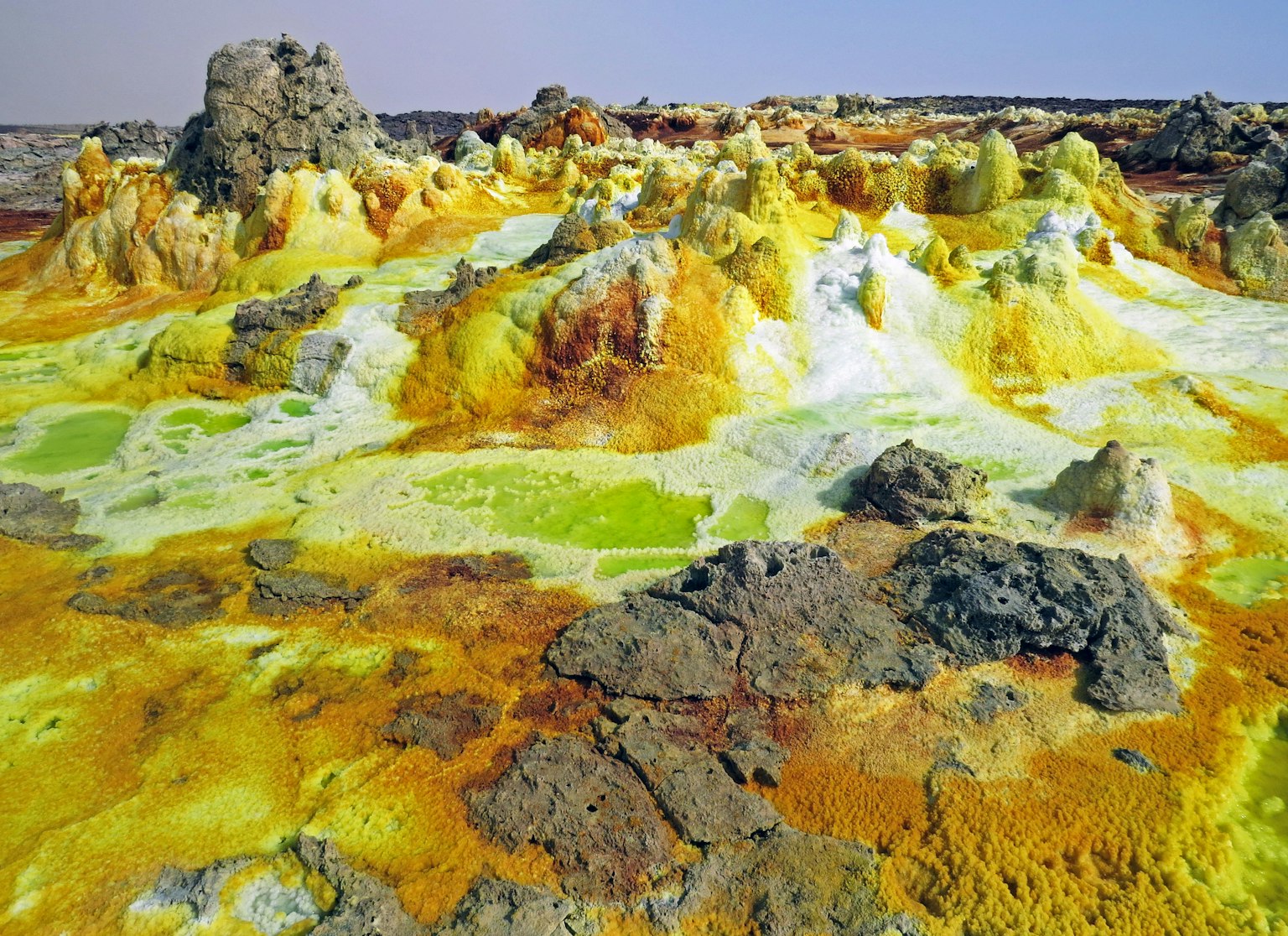 埃塞俄比亚达洛尔火山的生动硫磺景观
