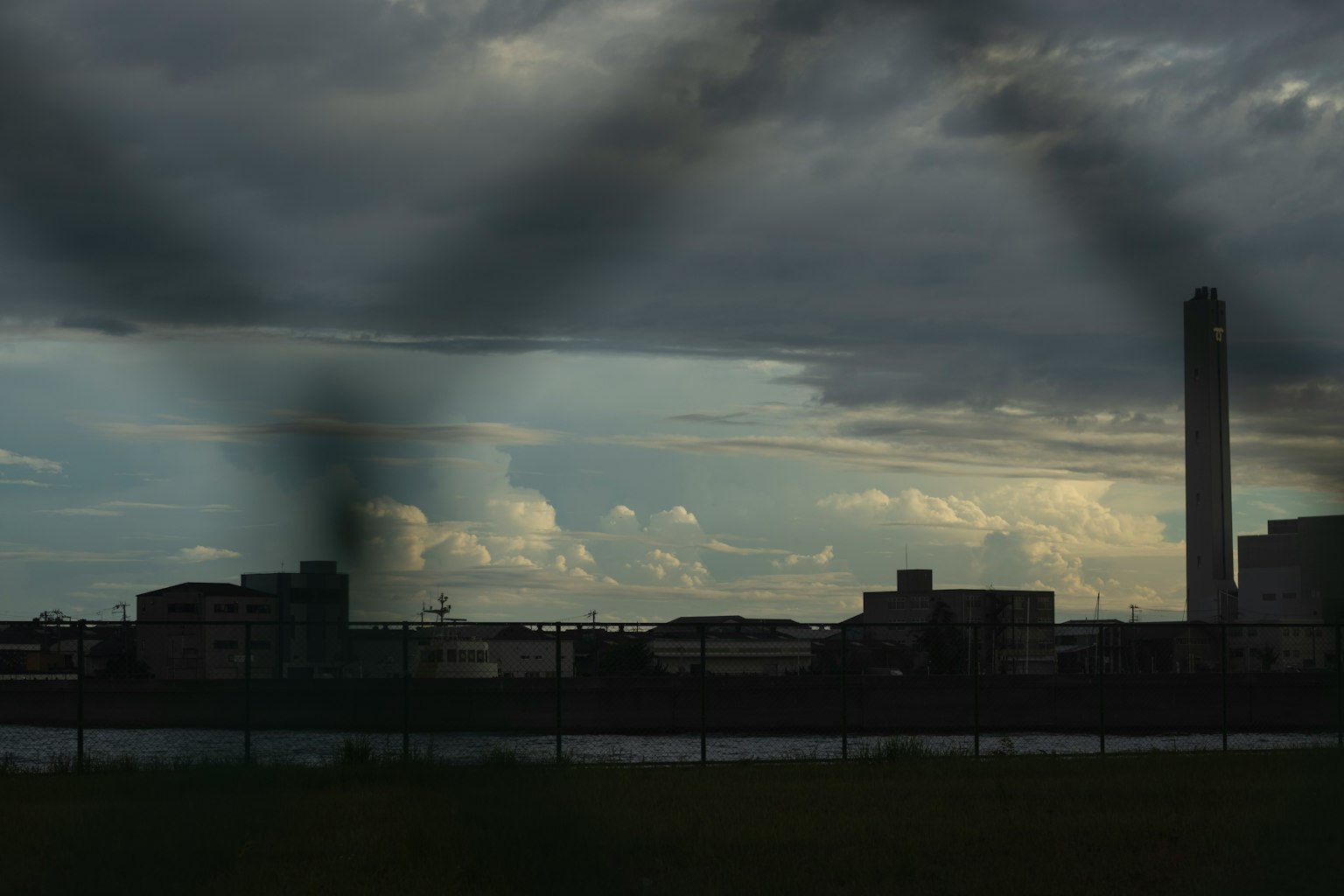 工業區的輪廓與陰雲