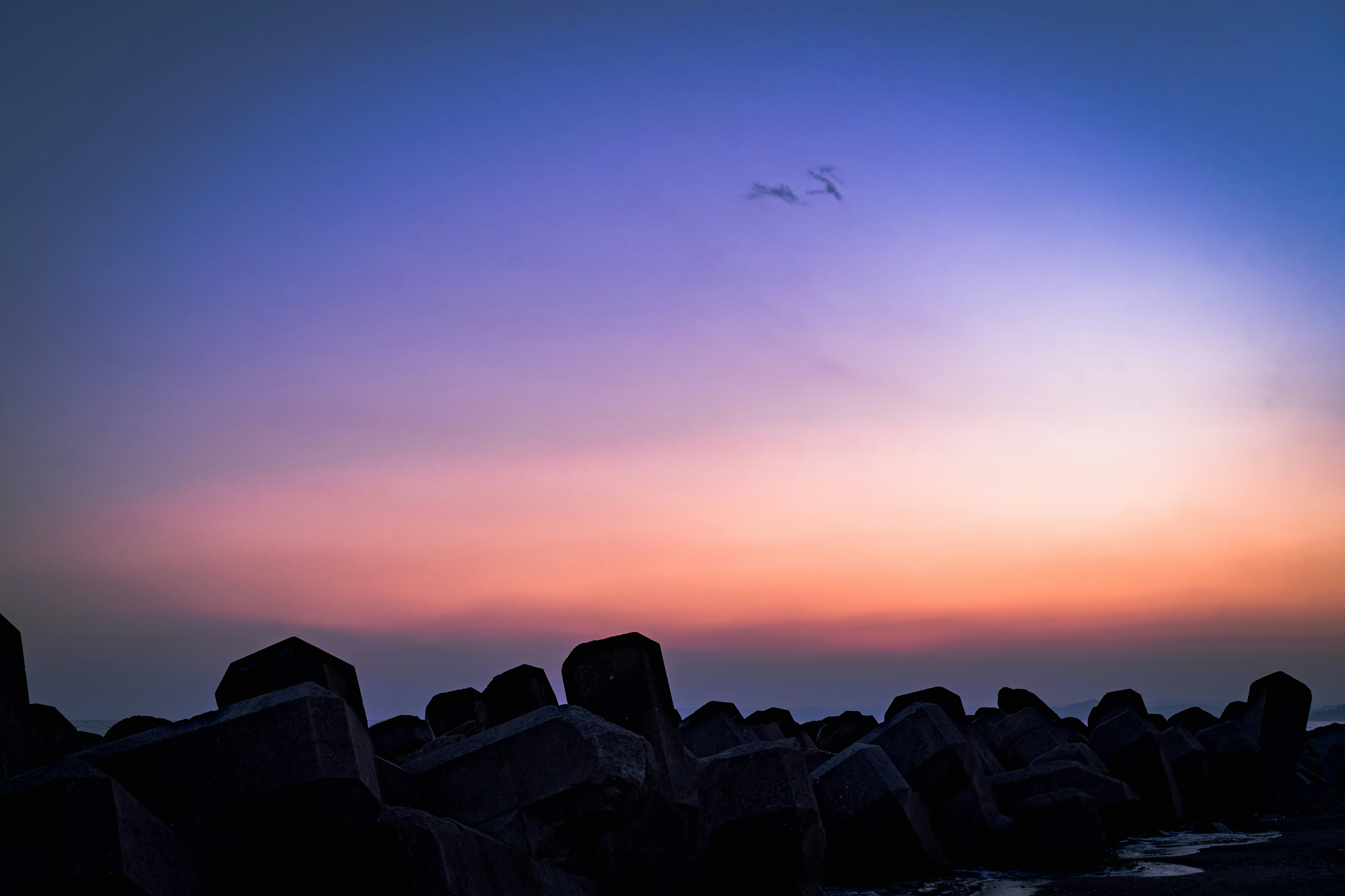 夕焼け空と墓石が並ぶ墓地のシルエット