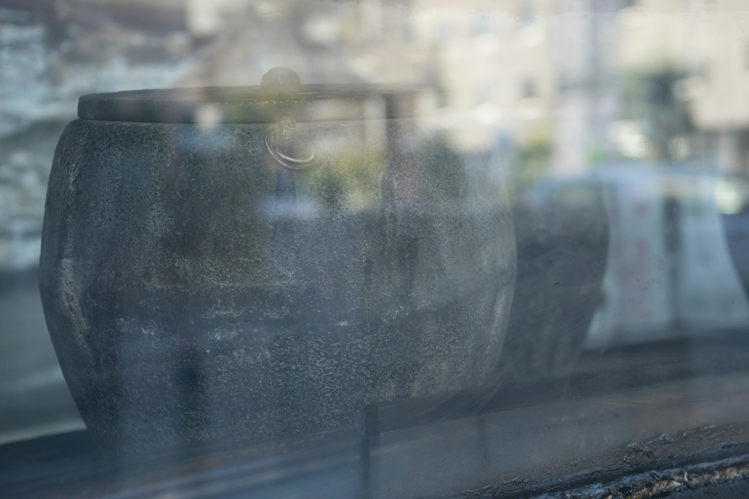 玻璃后展出的古老陶瓷罐