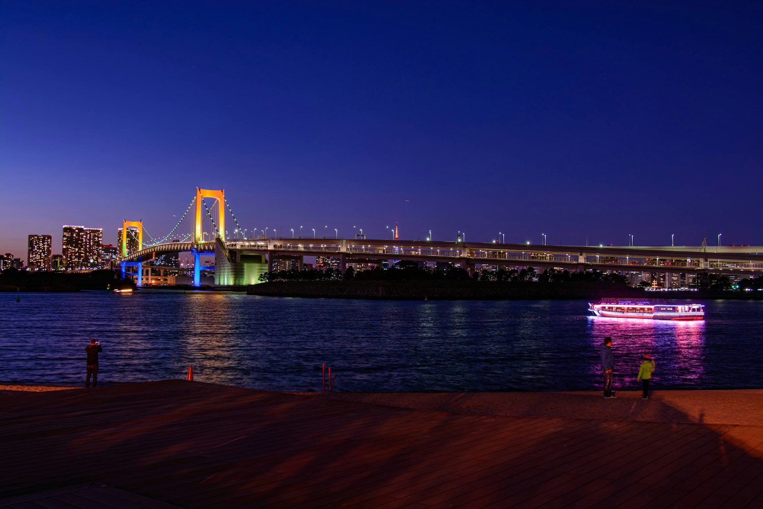 彩虹桥与美丽的夜景