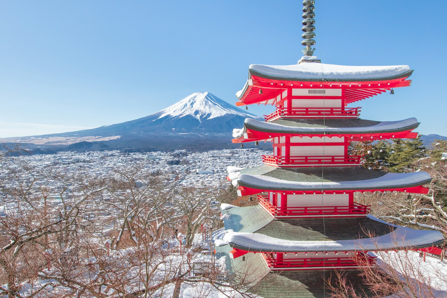 Rote fünfstöckige Pagode mit schneebedecktem Fuji im Hintergrund