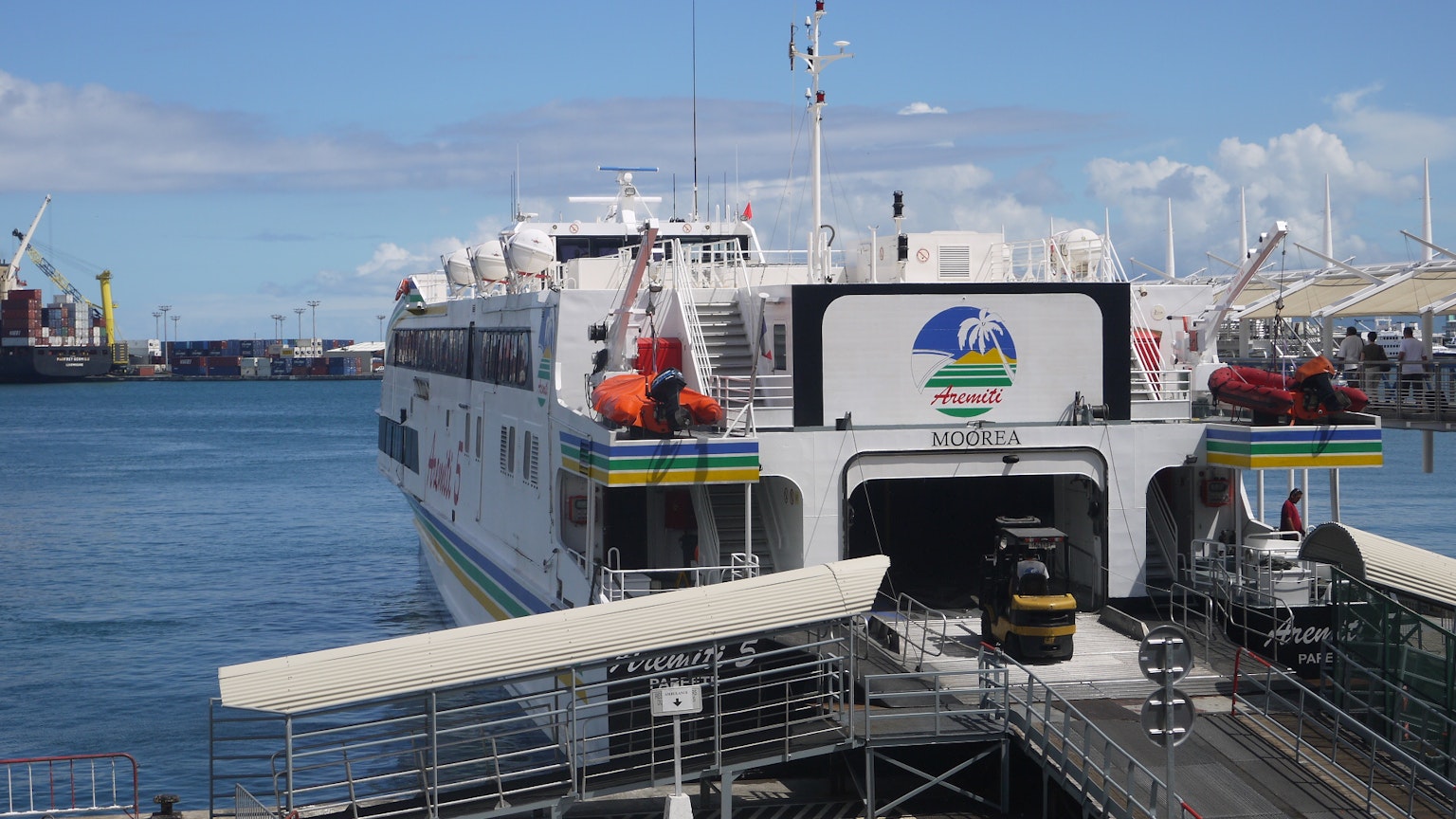 Ferry yang berlabuh di pelabuhan dengan dermaga