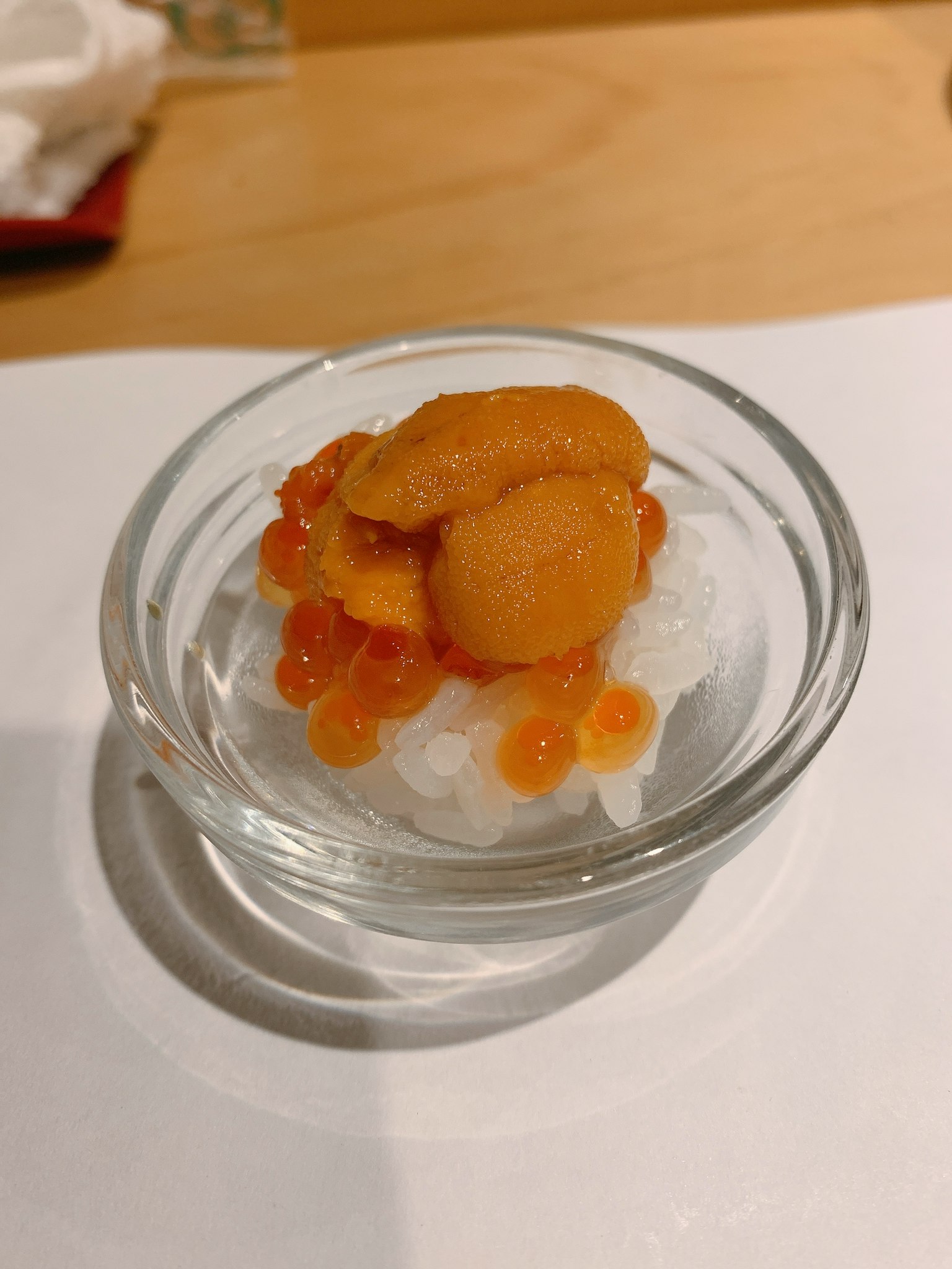 Seeigel- und Lachsrogen-Sushi in einer Glasschüssel serviert
