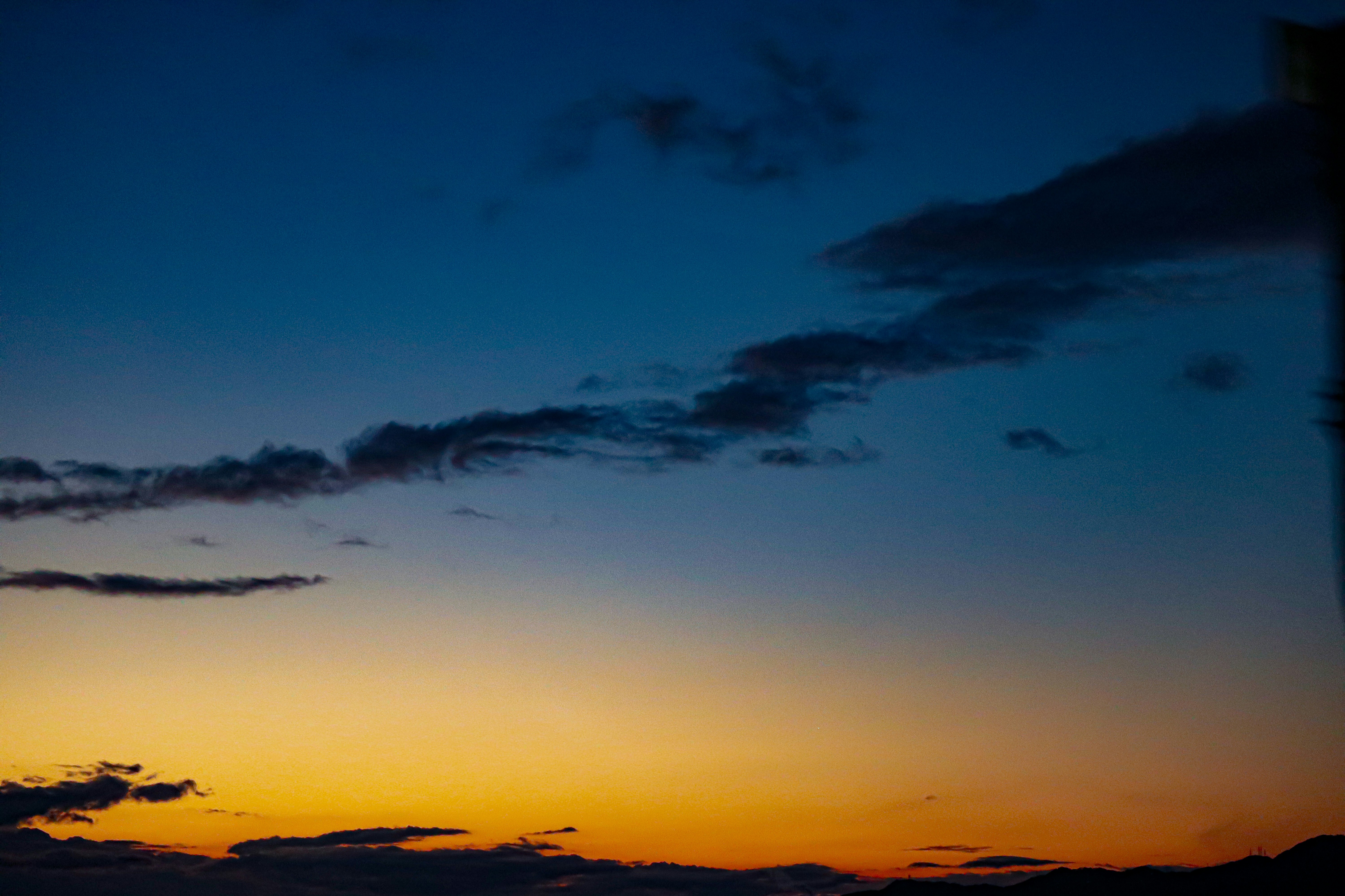 夕焼けの空に広がる雲と黄昏のグラデーション