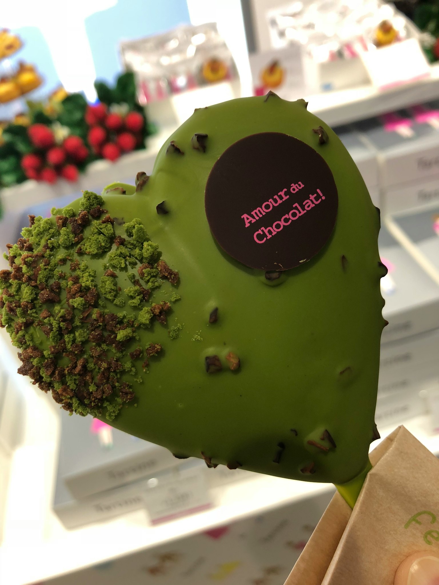 Chocolat en forme de cœur vert avec des garnitures de noix