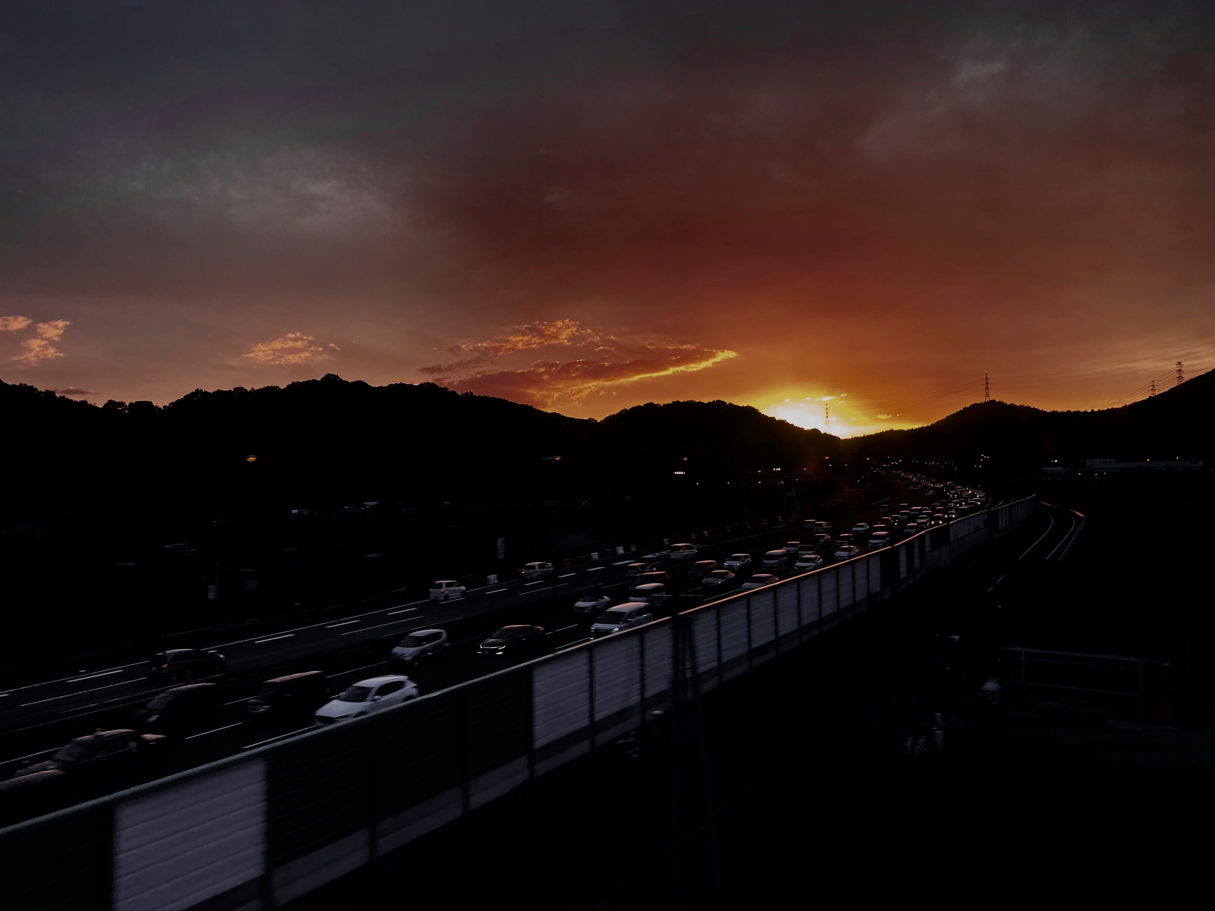 山並みを望む高速道路の夕景