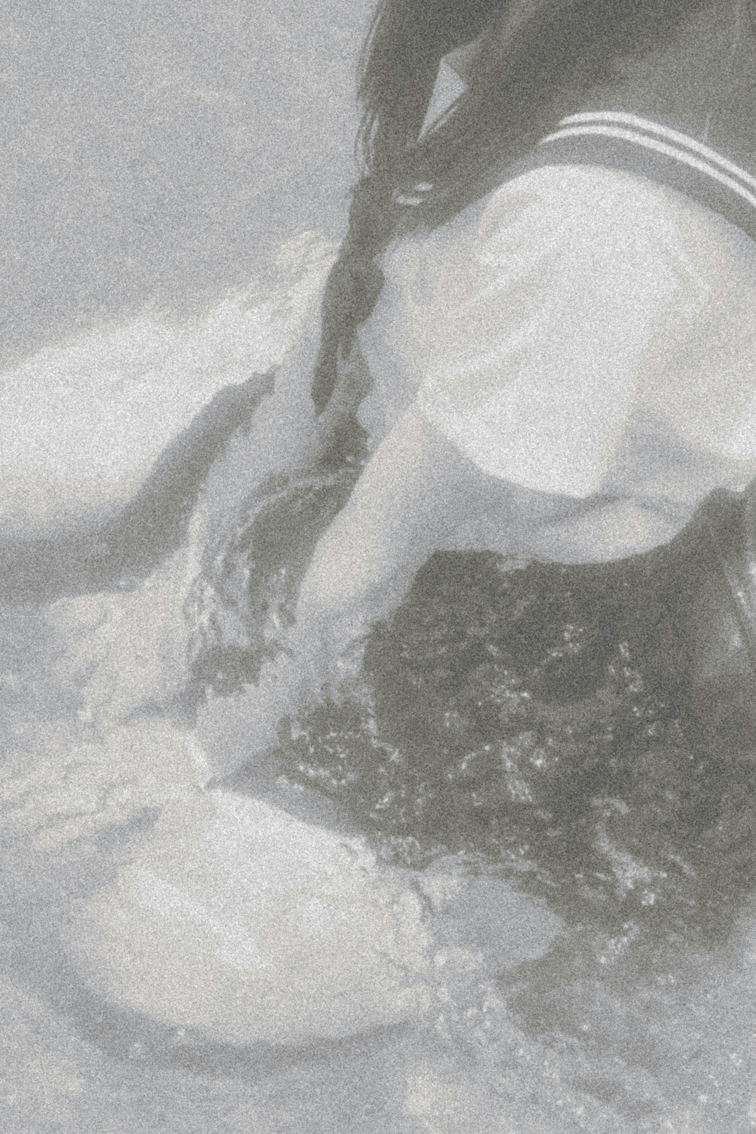 เท้าเด็กเล่นในน้ำกับทรายขาว