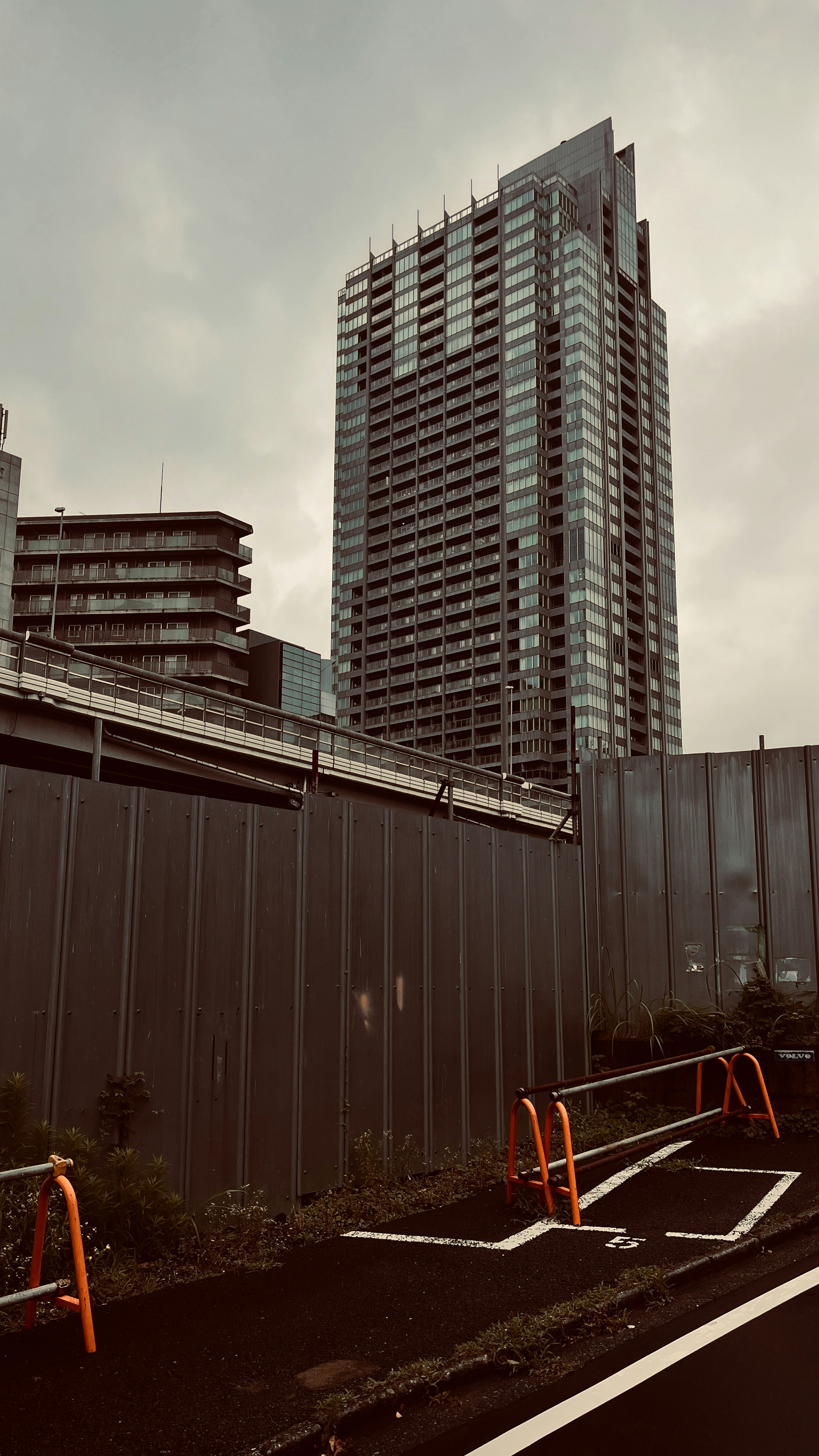 高層マンションが並ぶ都市の街並み