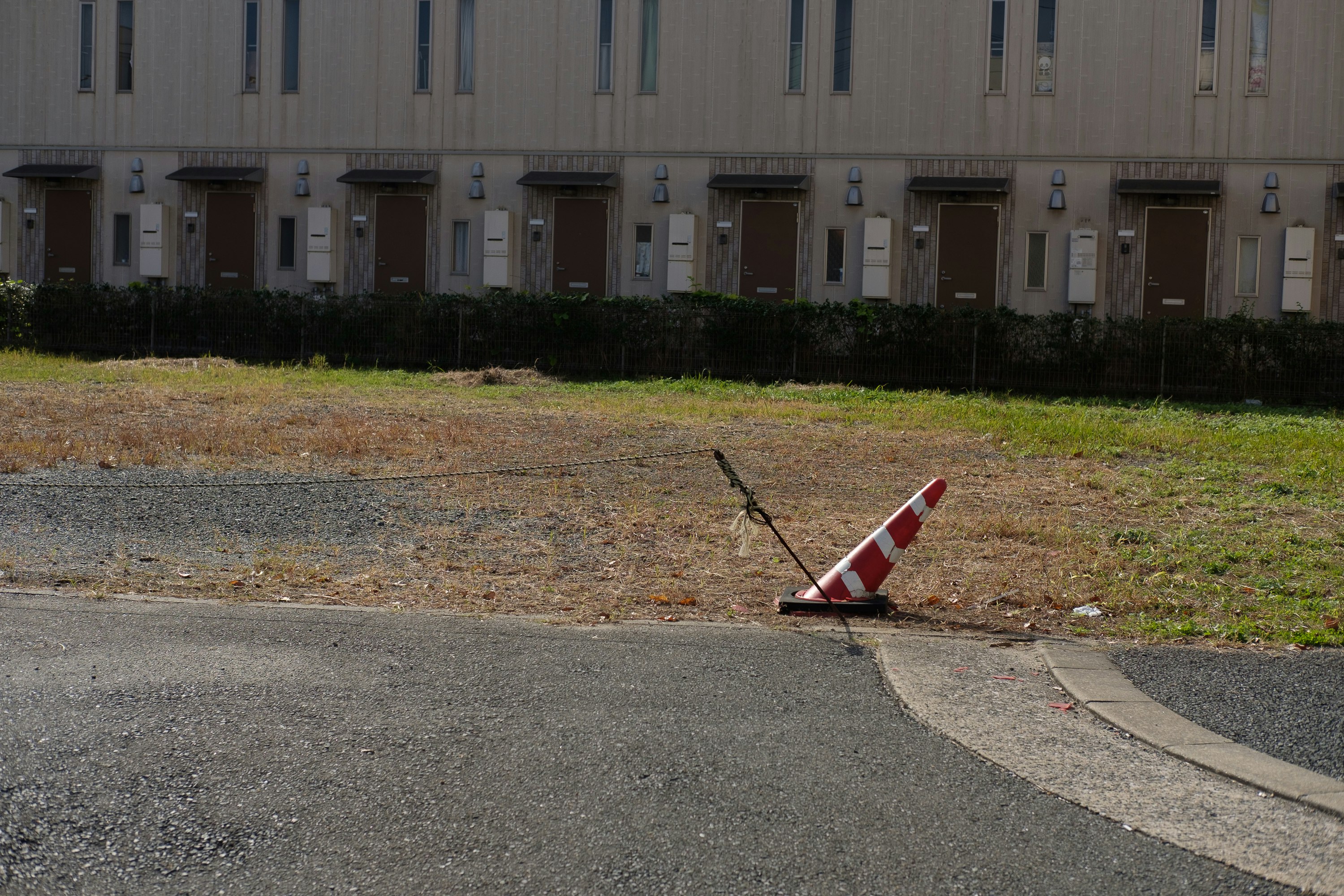 均衡を示す道路のコーンと停止線のある風景
