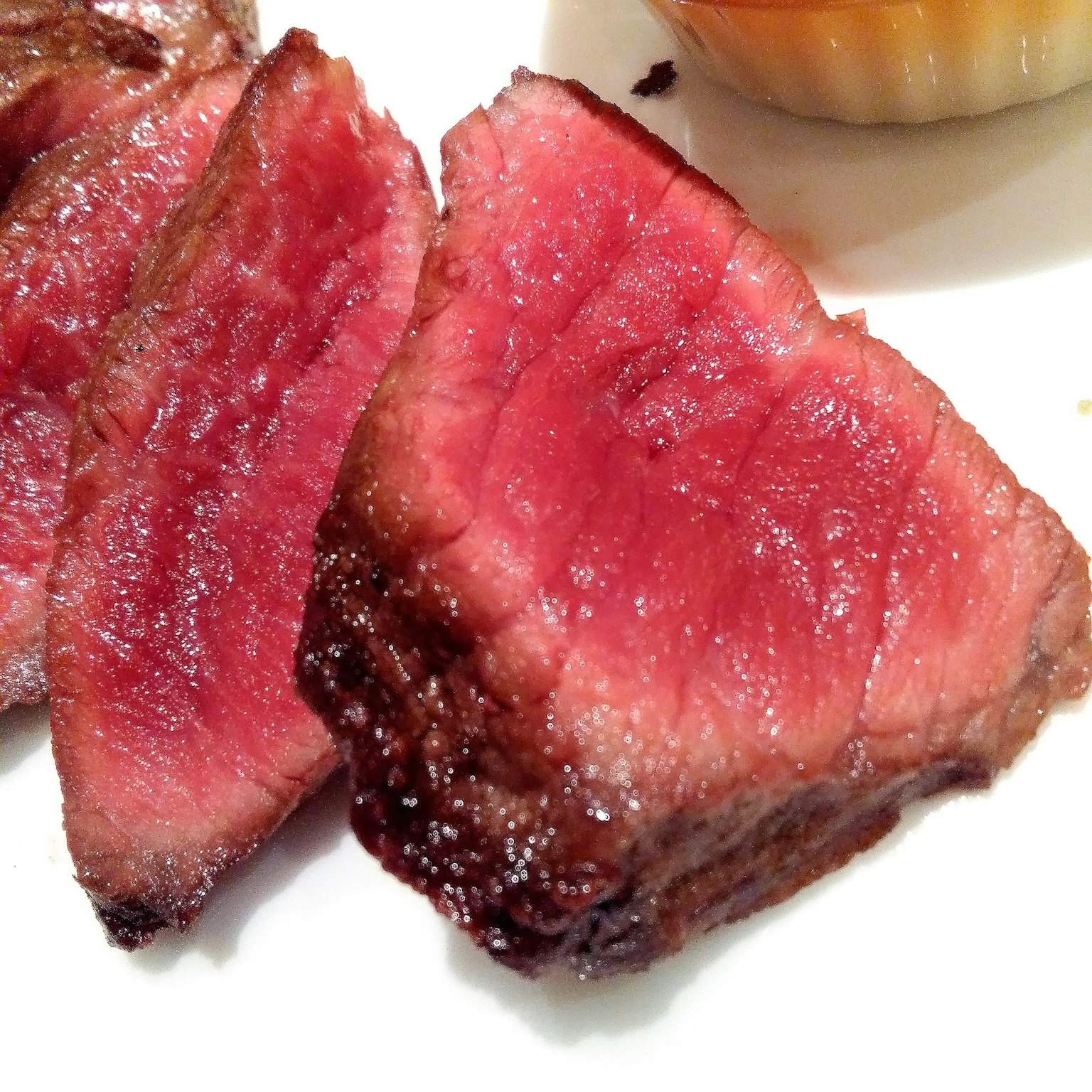 Tranches de viande rouge juteuse avec une cuisson parfaite et tendreté