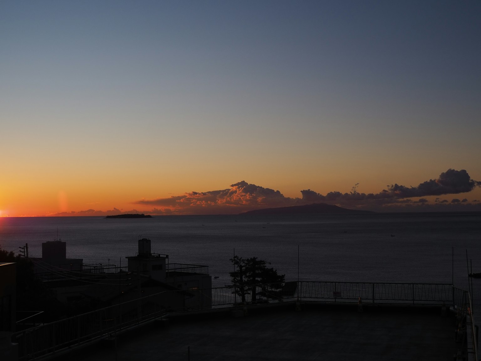 Magnifique coucher de soleil sur l'océan avec des silhouettes de montagnes