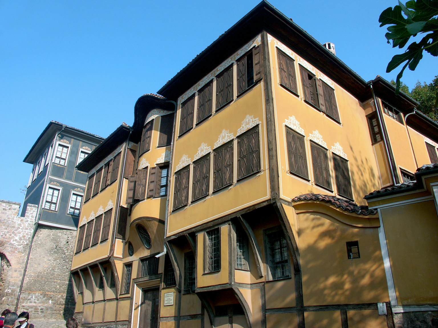 Edificio storico con bella facciata gialla caratterizzato da numerose finestre
