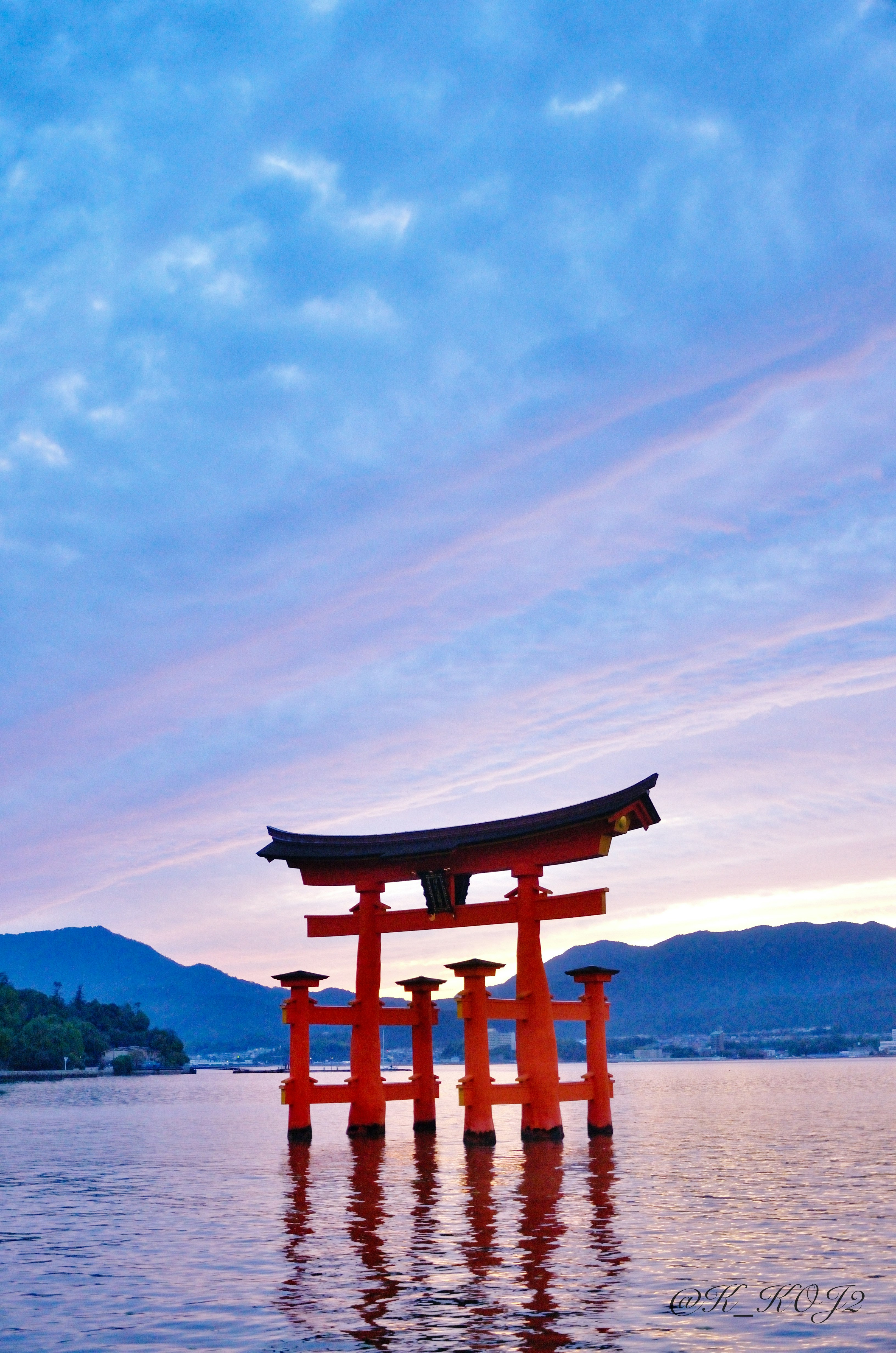 夕方の宮島・厳島神社の朱塗りの大鳥居と海