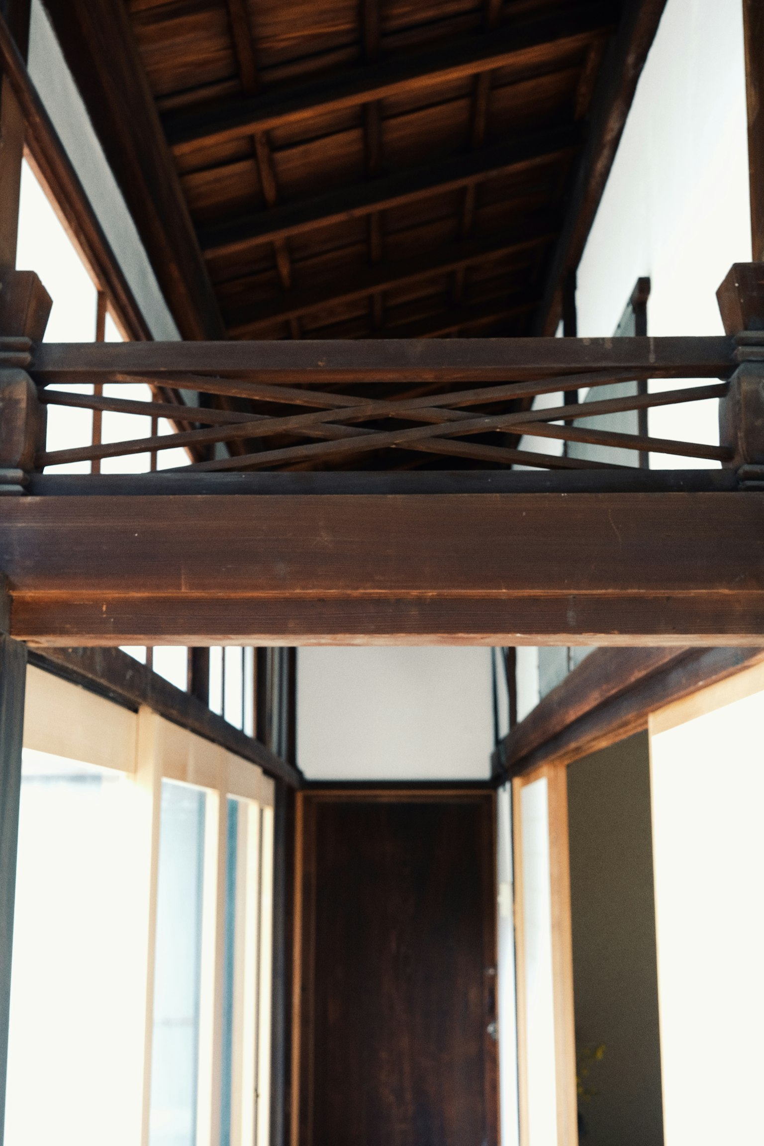 Lorong arsitektur Jepang tradisional dengan balkon kayu