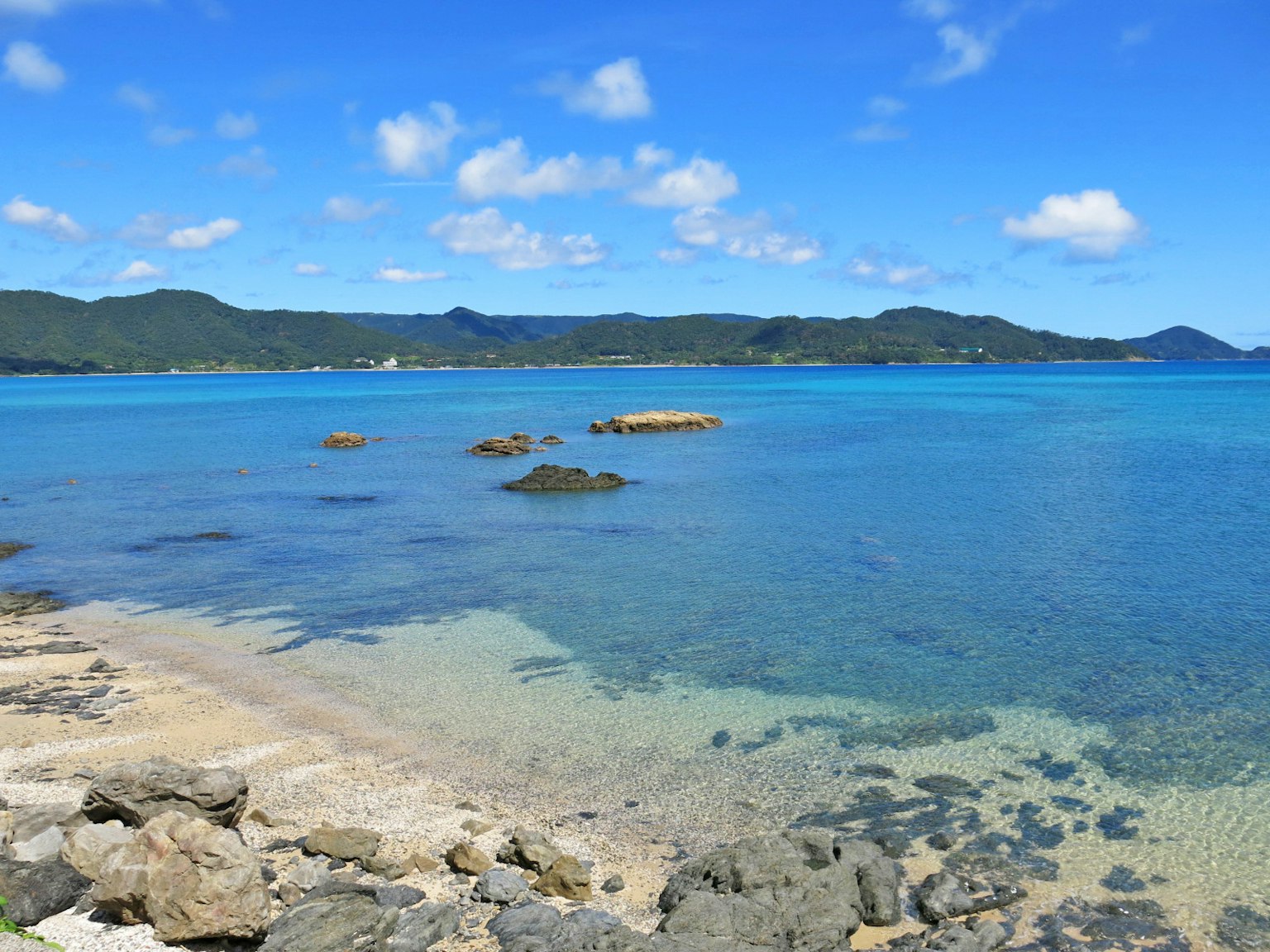Pemandangan indah dengan laut biru dan pantai berpasir putih