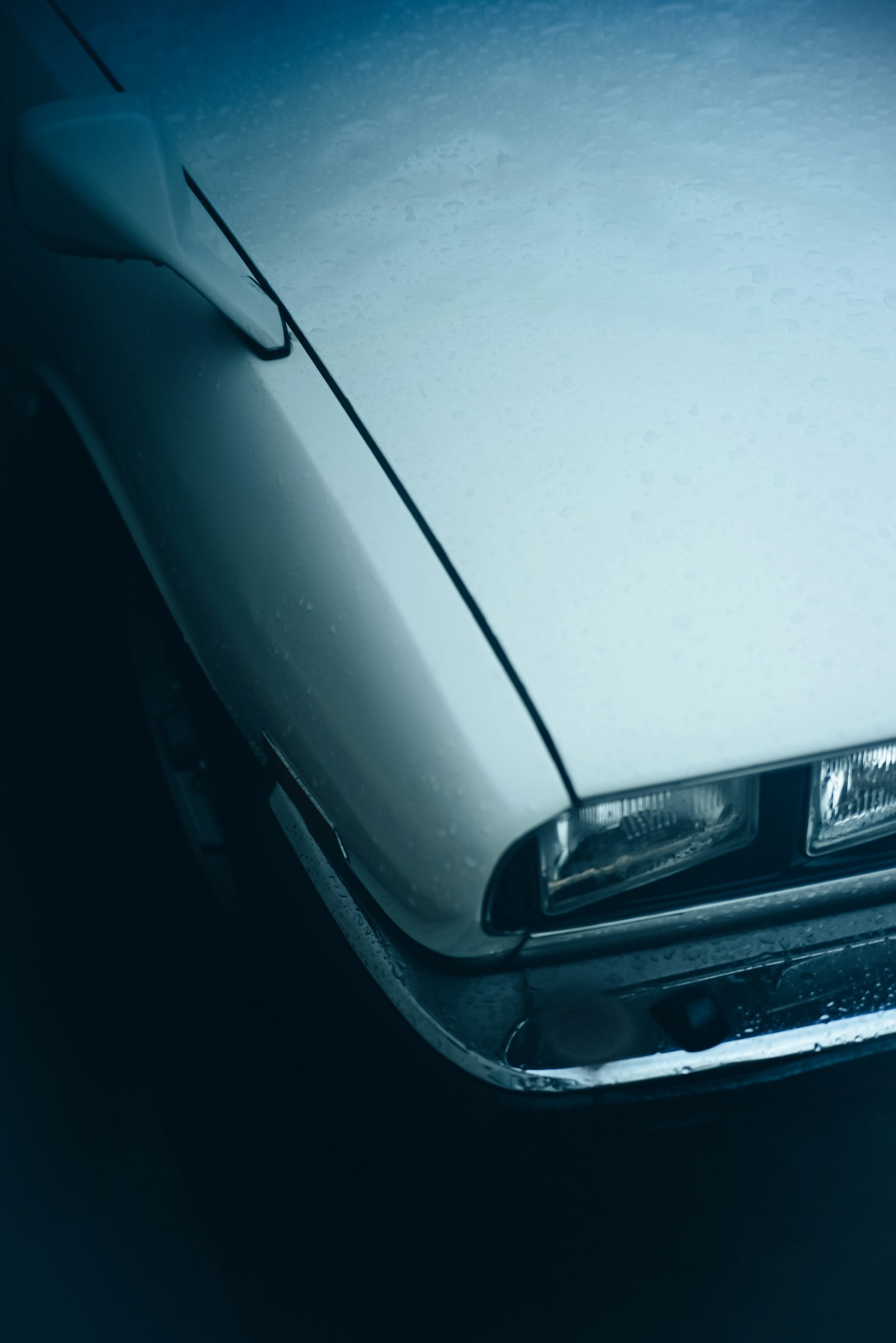 Primer plano de la parte frontal de un coche destacando el diseño angular y las curvas suaves