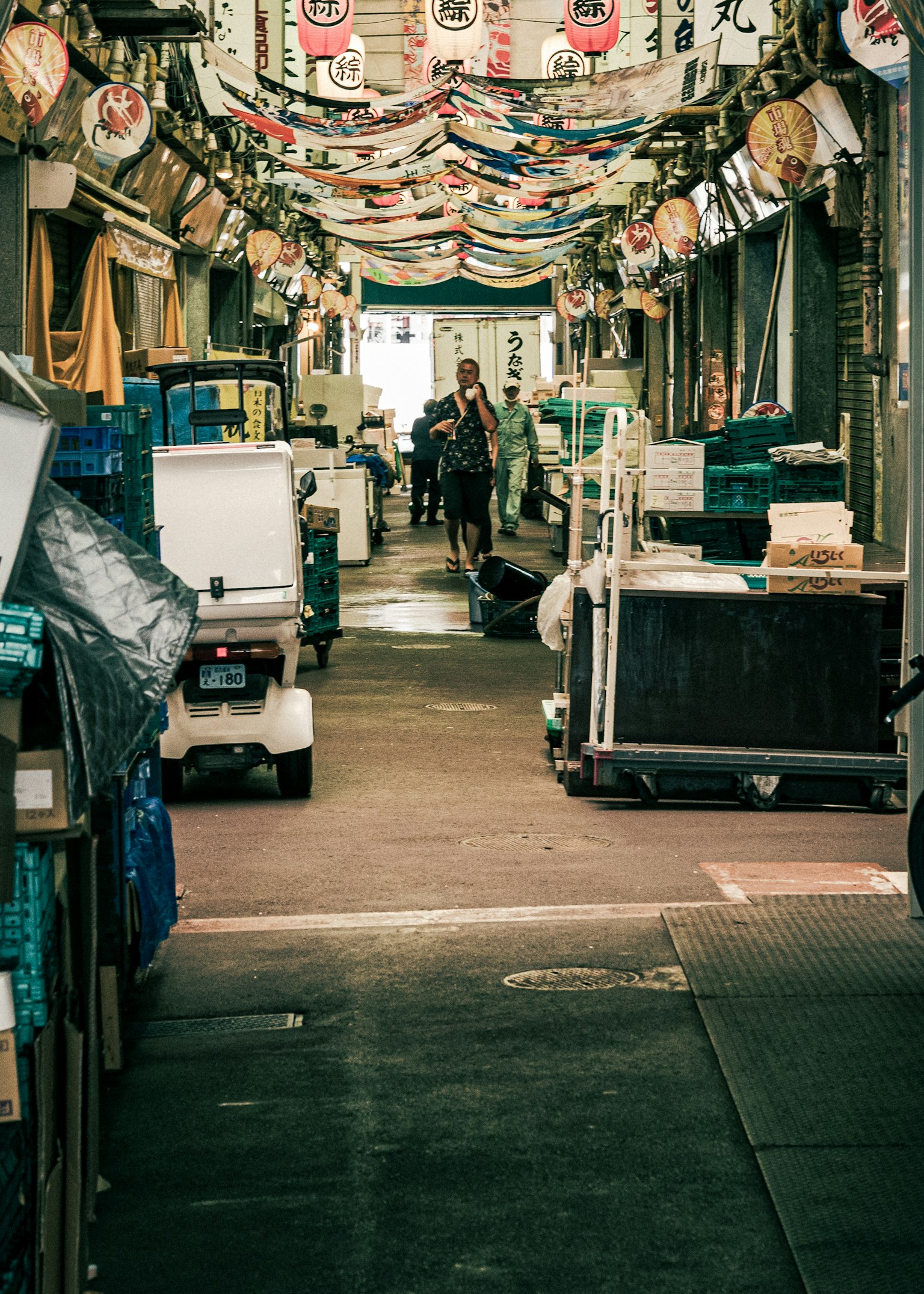 Corridoio di mercato pieno di merci e persone