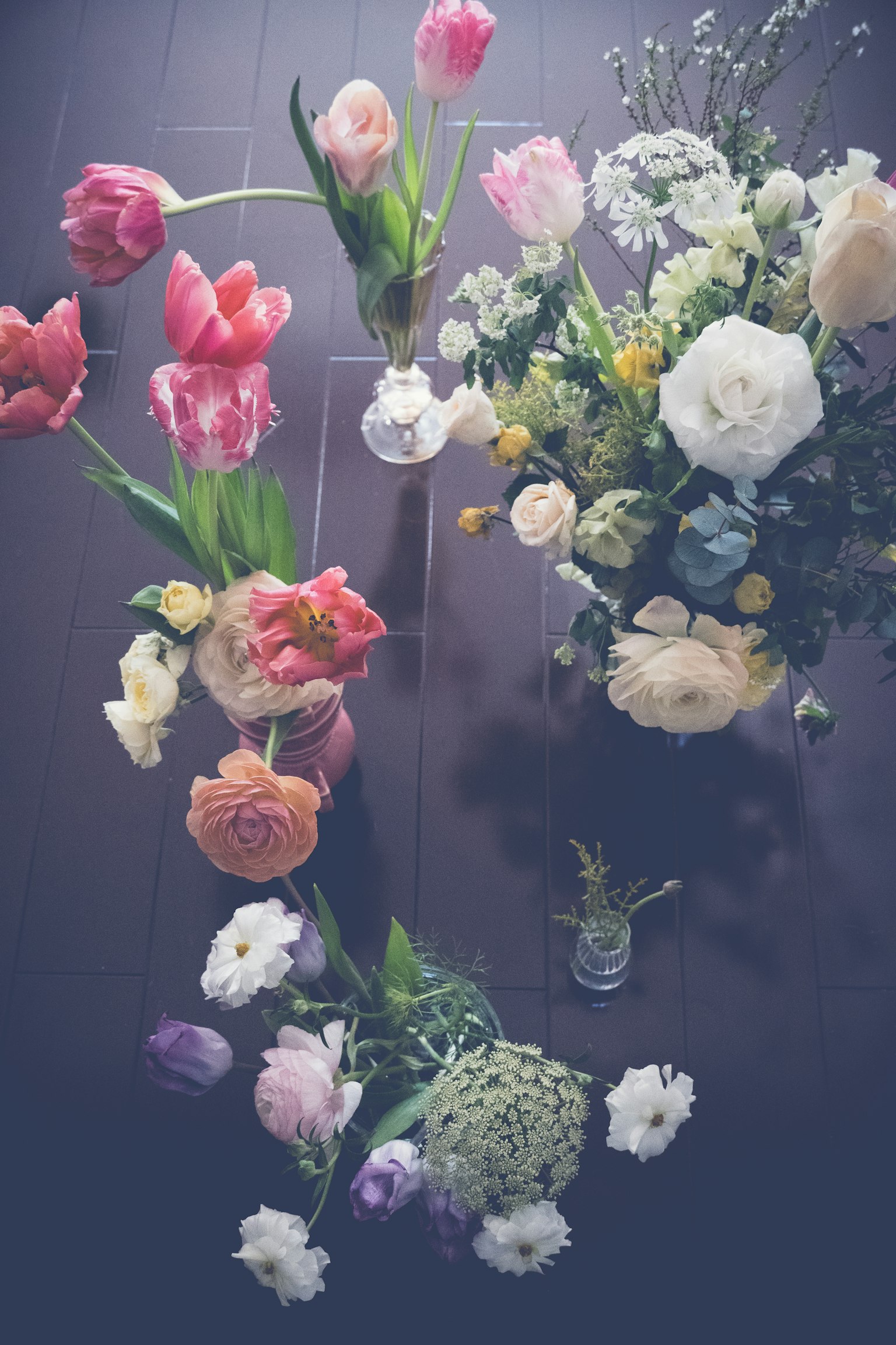 Arreglo colorido de flores en jarrones con tulipanes y rosas