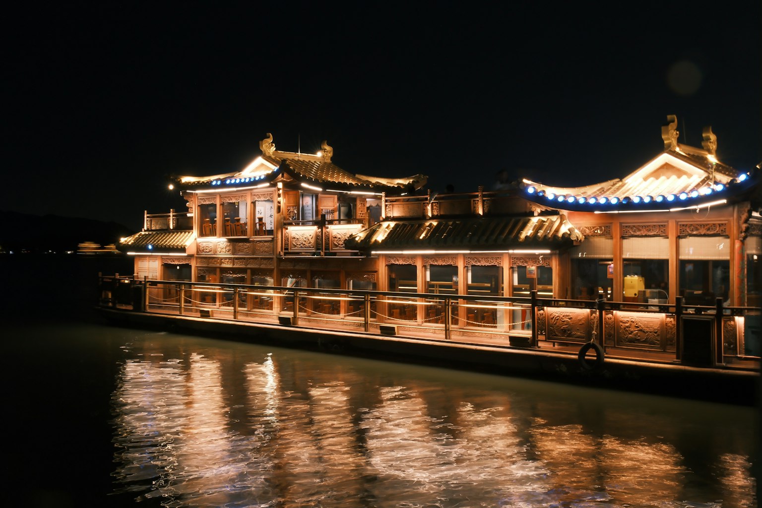 夜晚照明的传统中国风建筑在水面上反射