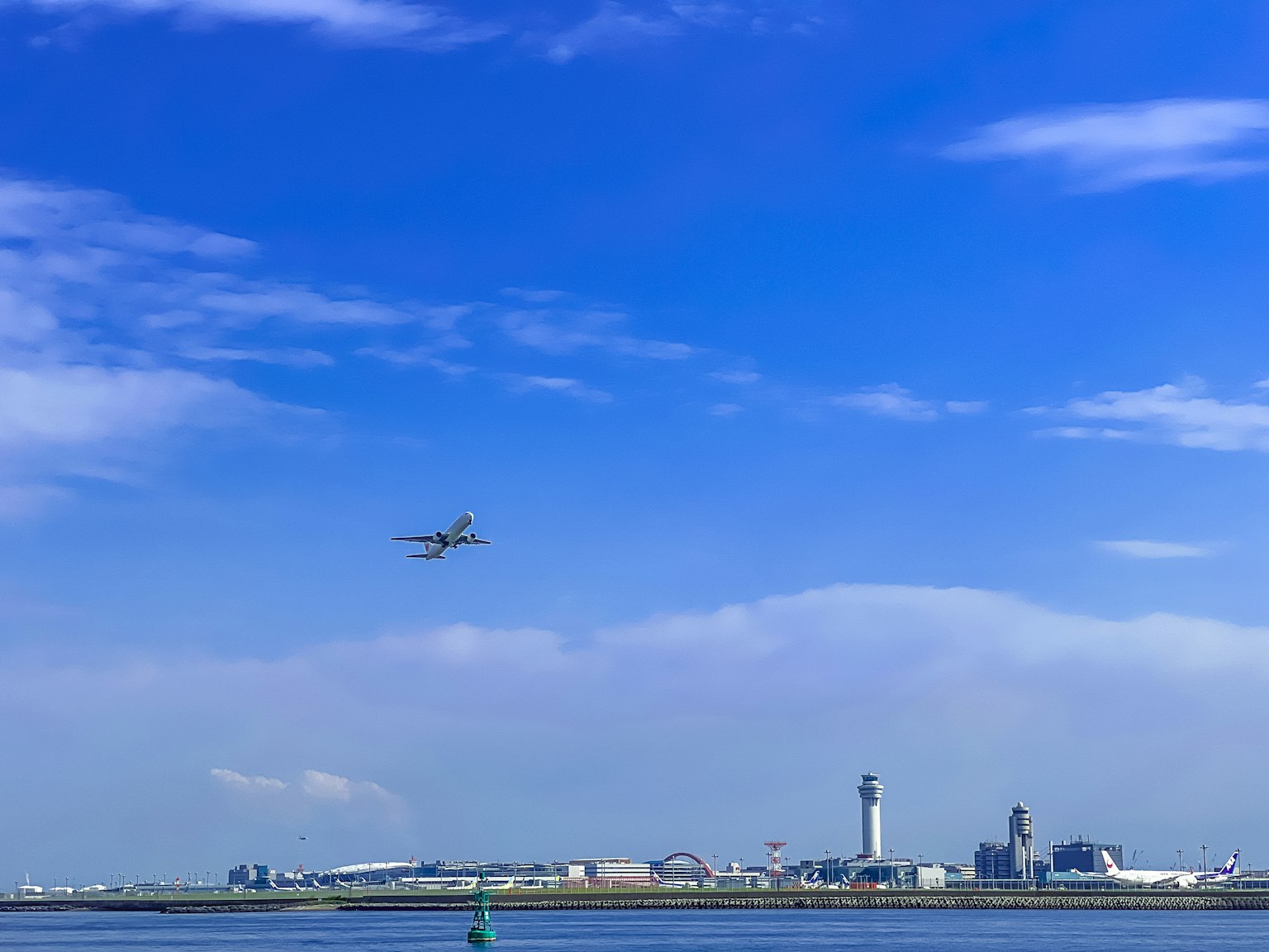 機場場景，飛機在藍天下起飛