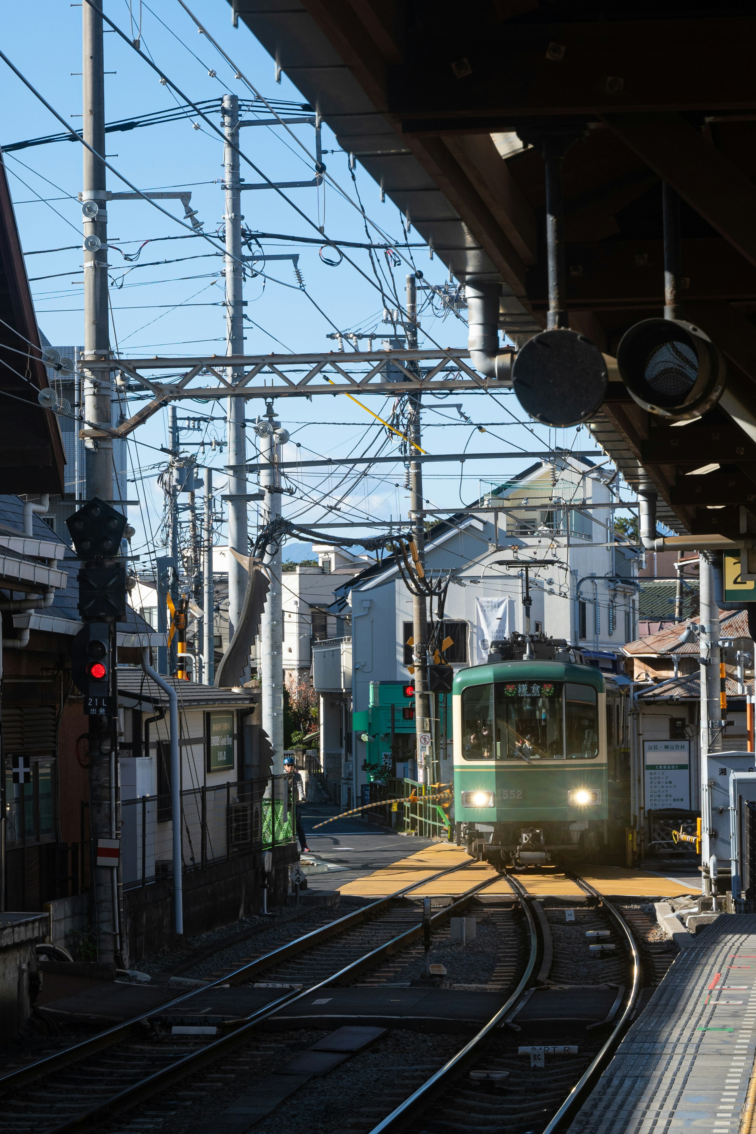 江之电铁路轨道延伸的车站内景