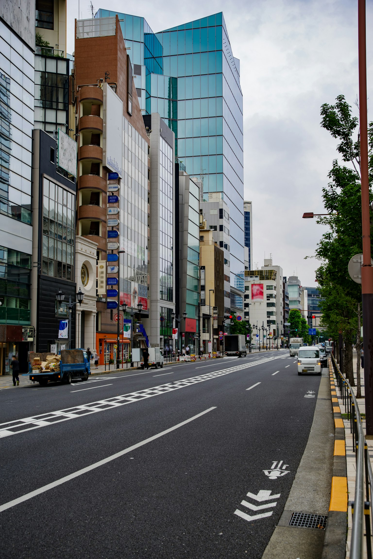 Khung cảnh đường phố ở Tokyo với các tòa nhà cao và đường rộng