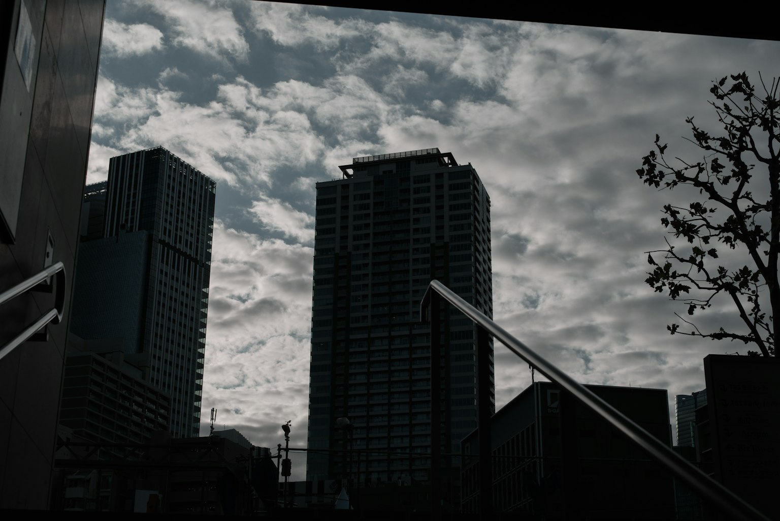 Silhouette de gratte-ciels contre un ciel nuageux