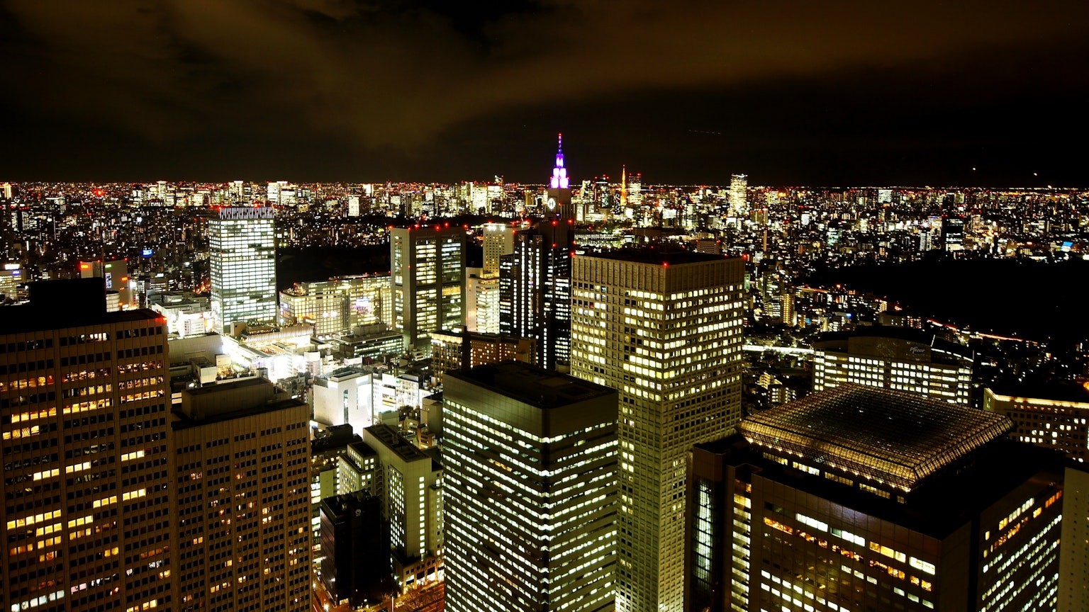 Cielo di Tokyo di notte con grattacieli e luci vivaci