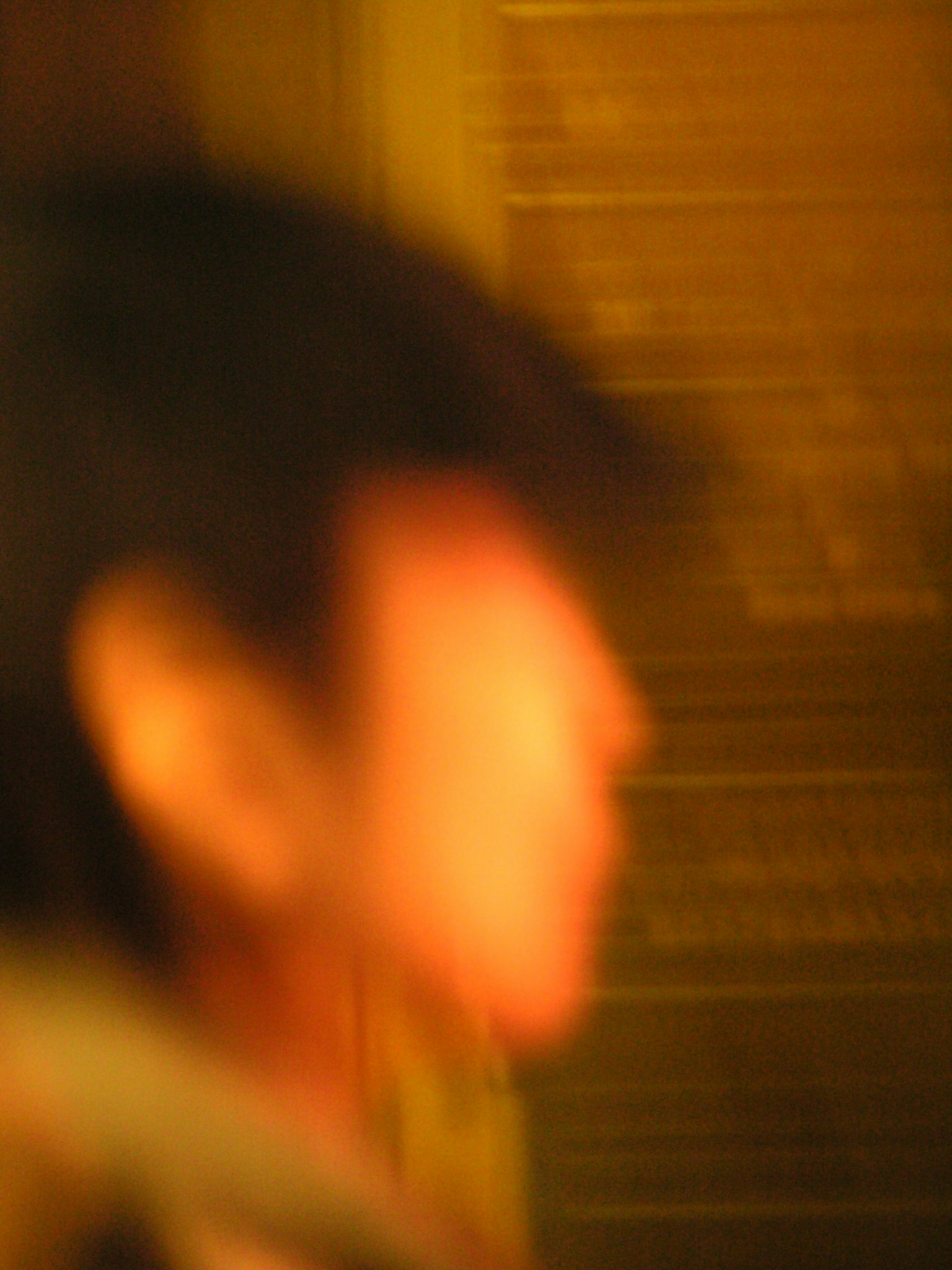 Silhouette floue d'une personne avec un fond coloré chaud