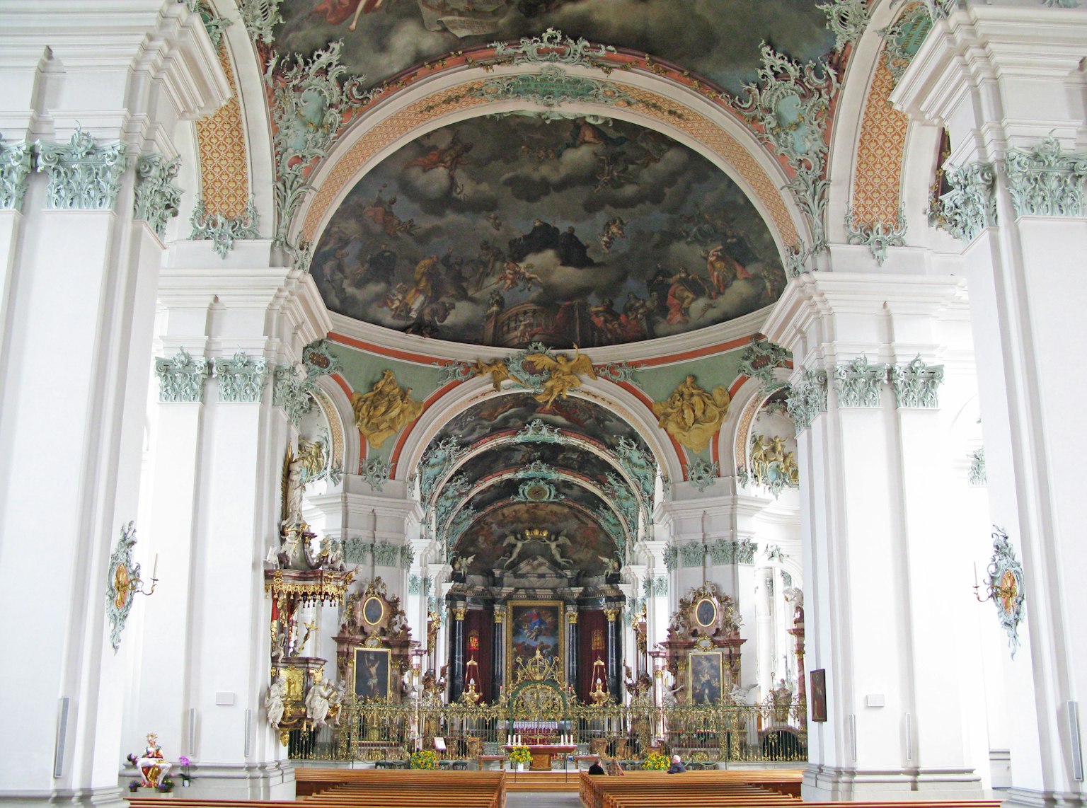 Interior gereja barok yang menakjubkan dengan lukisan langit-langit dan dekorasi yang rumit