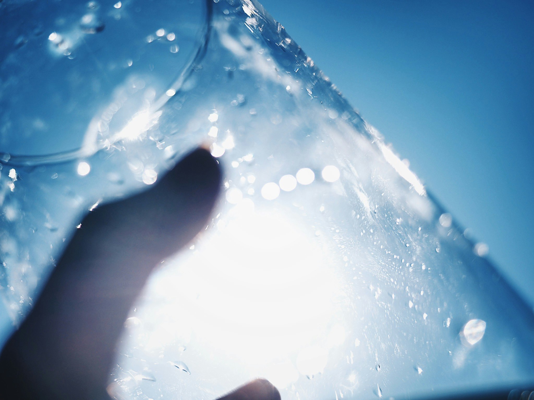 青い空の下で水しぶきの上を進む船のような水面のクローズアップ