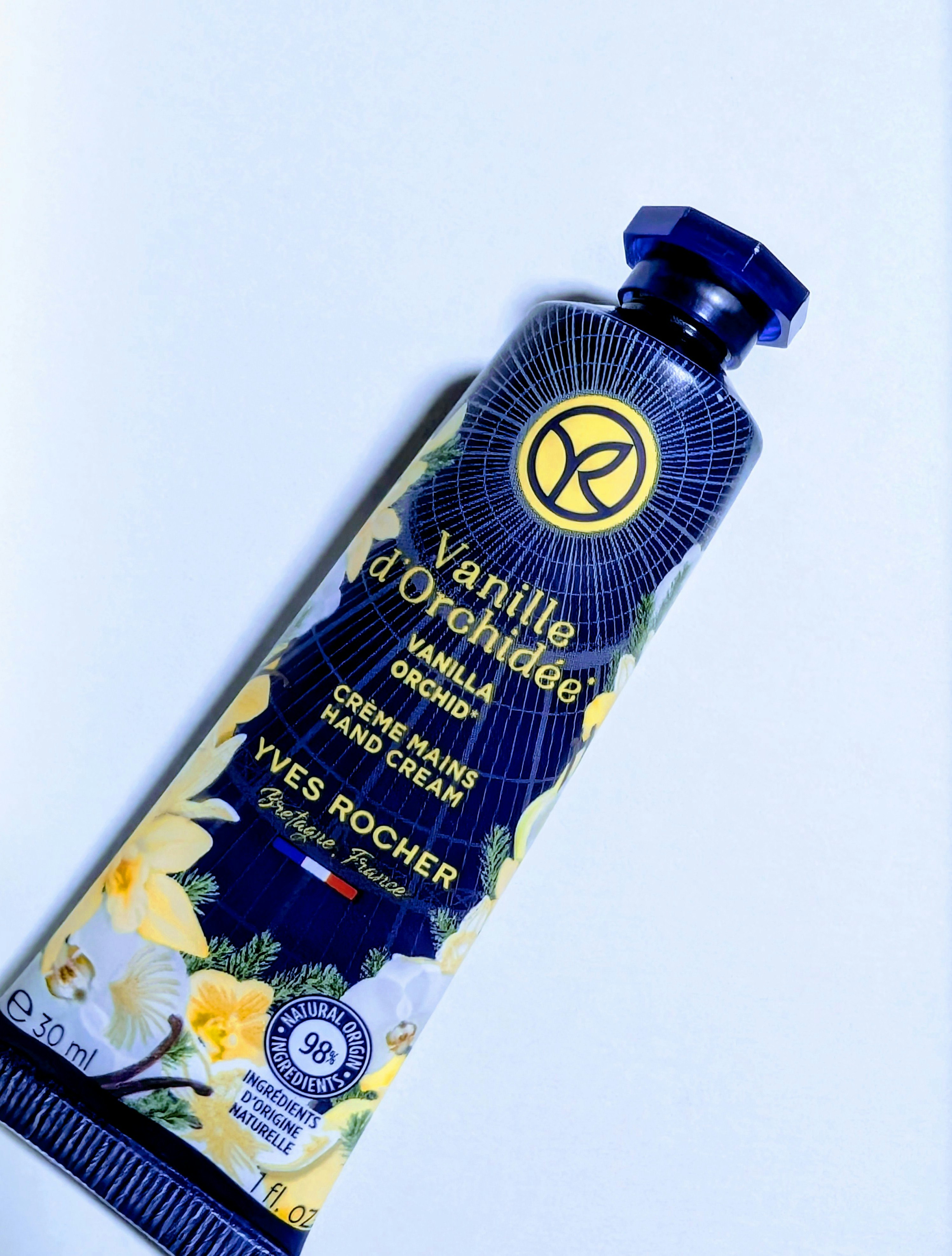 藍色芳香療法精油瓶（手部與身體）