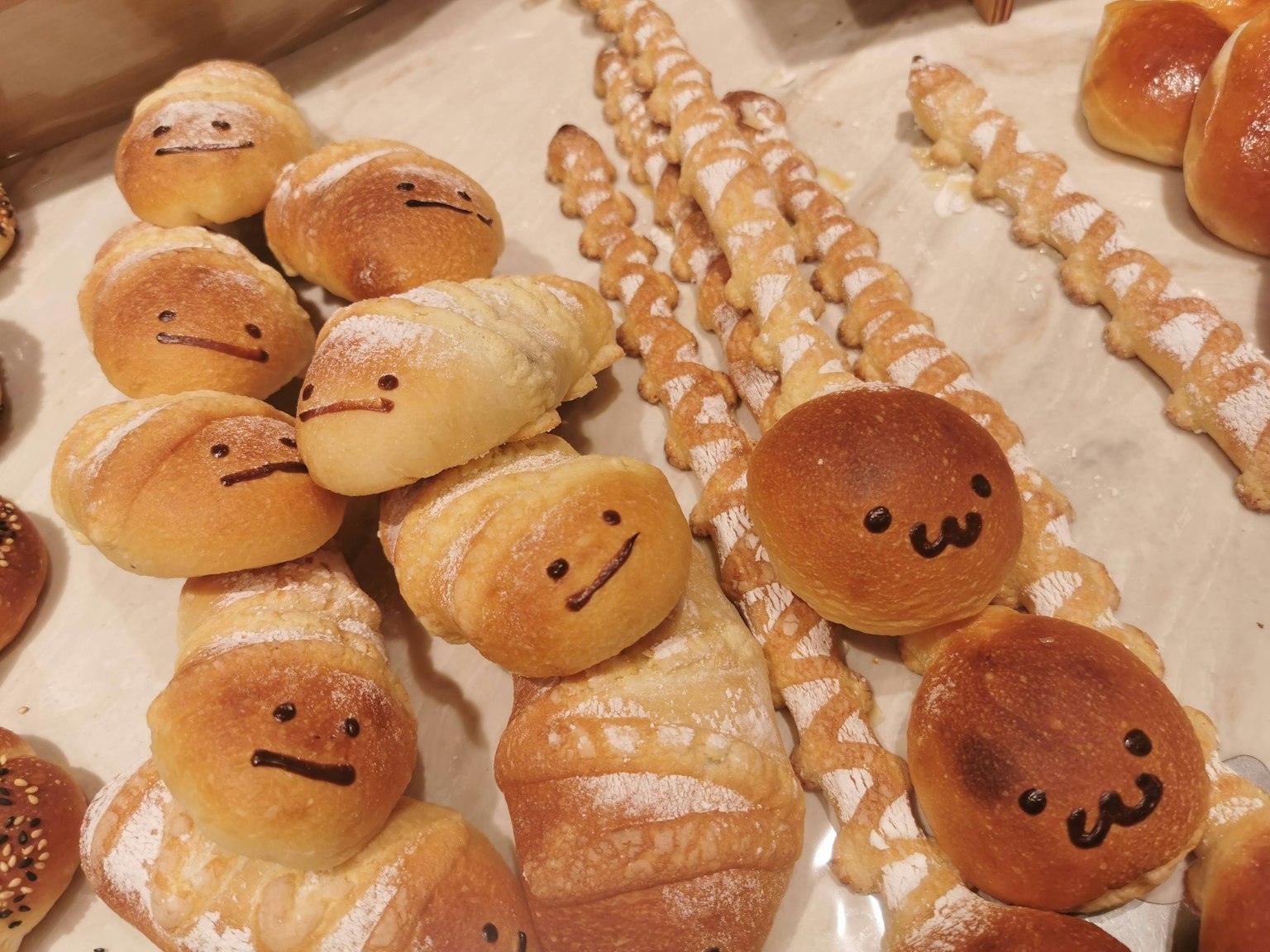 Un assortimento di panini carini con facce disposti su un vassoio
