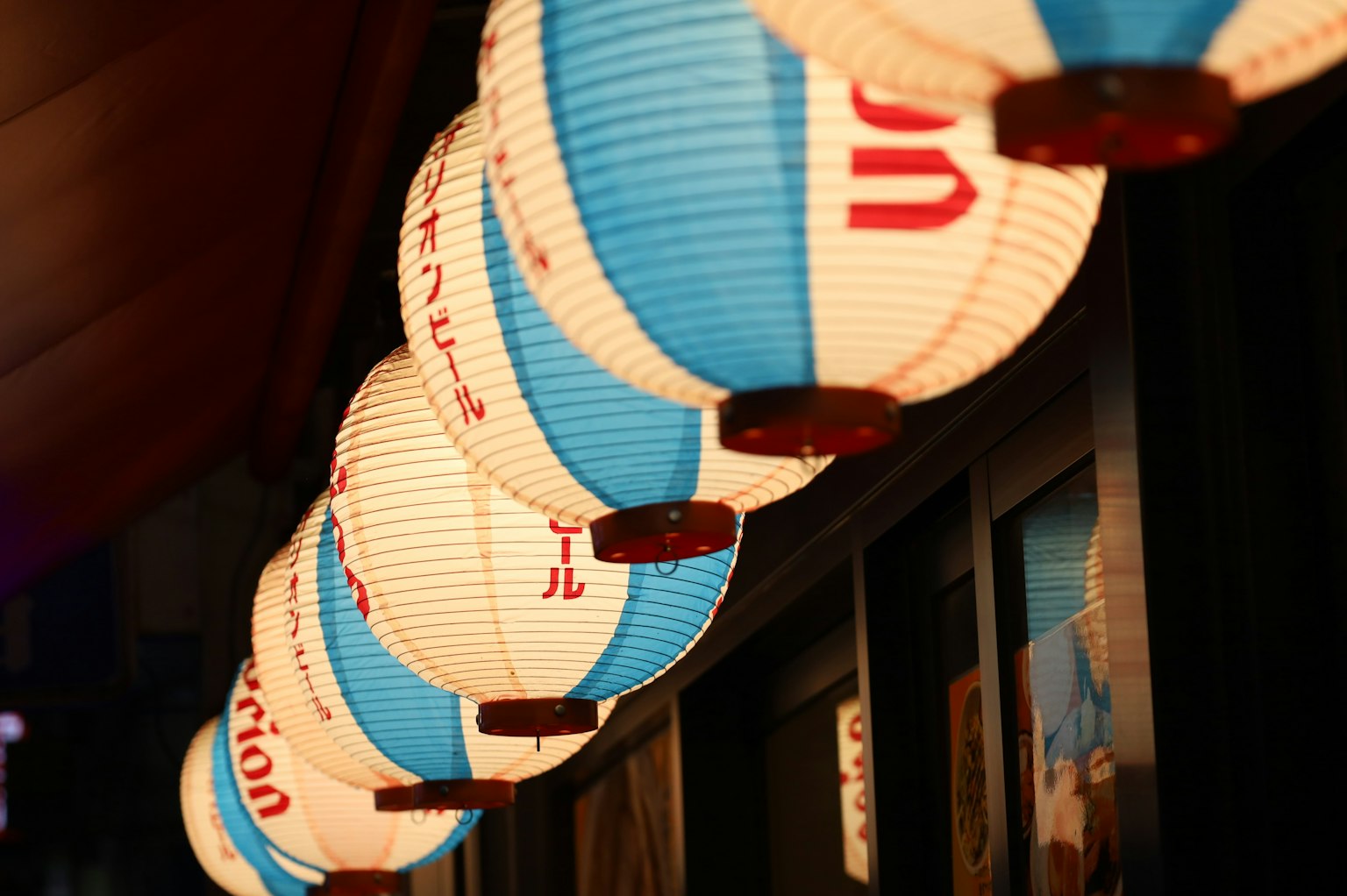 夜間照亮的藍白色燈籠排成一行