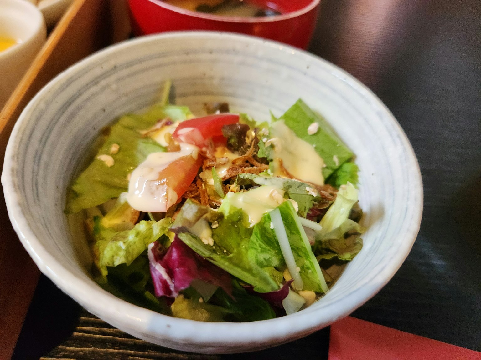 Ensalada fresca servida en un tazón blanco