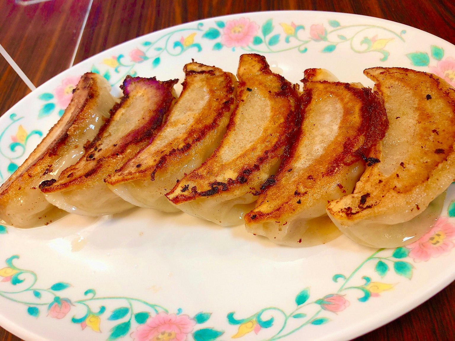 Gyoza yang lezat disusun di piring dekoratif