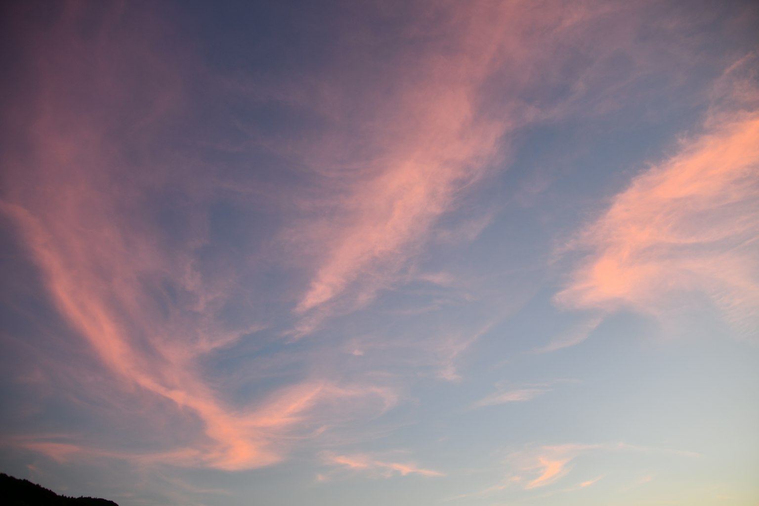 Nubes rosas dispersas en un cielo azul