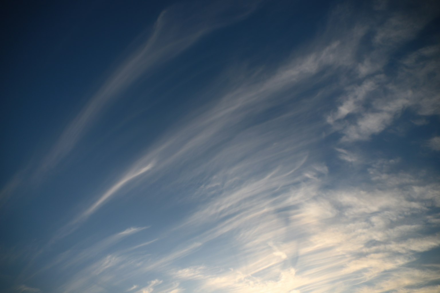 Eine schöne Szene mit dünnen Wolken vor einem blauen Himmel