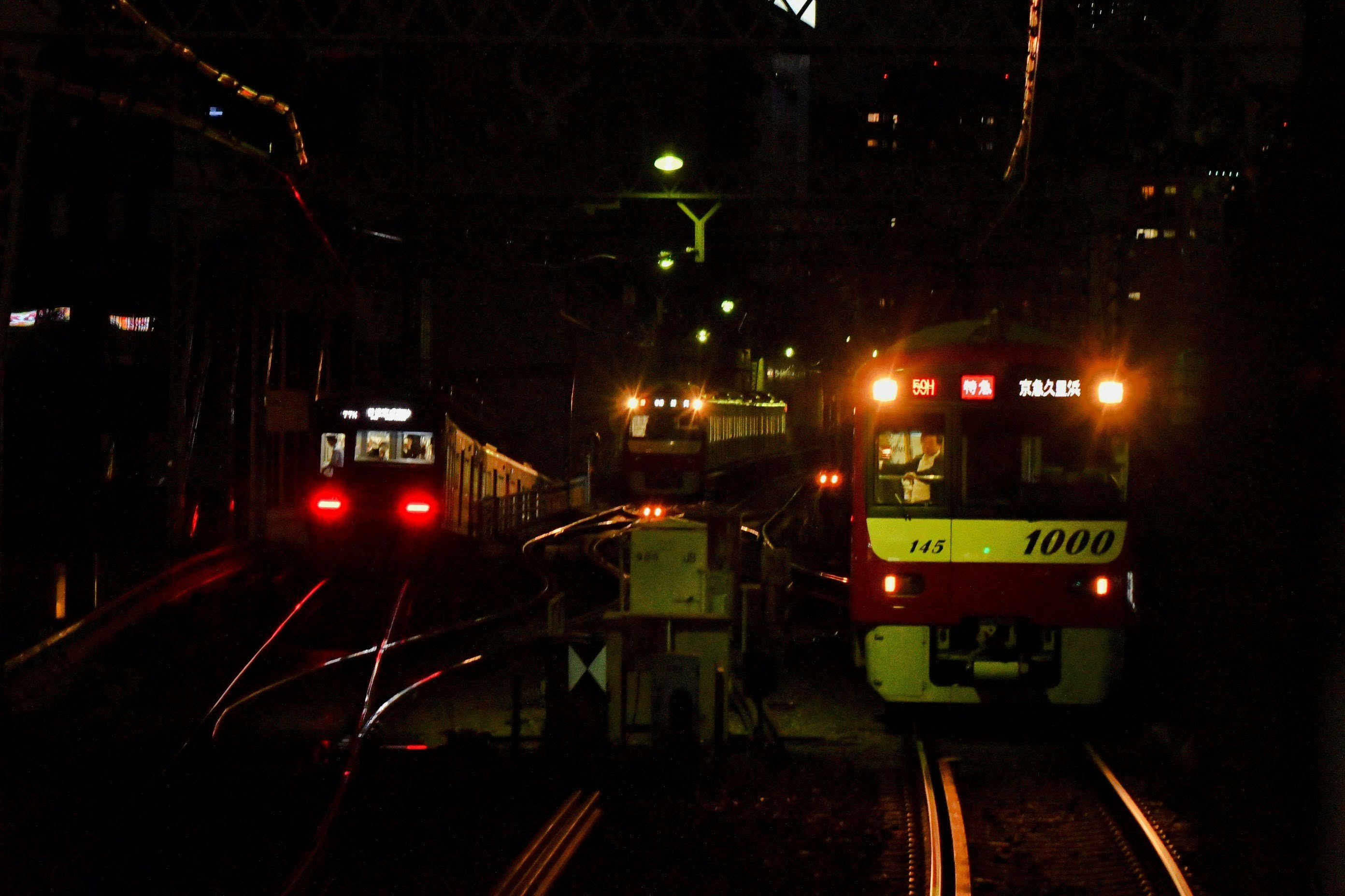 京急列車在夜間車站軌道上行駛